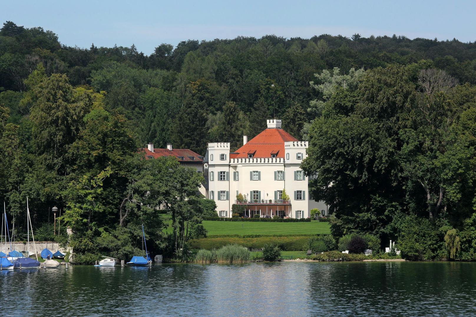 Beim Schloss Possenhofen inkludiert: ein privater Seezugang.