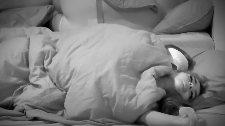 Calvin Kleinen und Elsa lernten sich unter der Decke besser kennen.