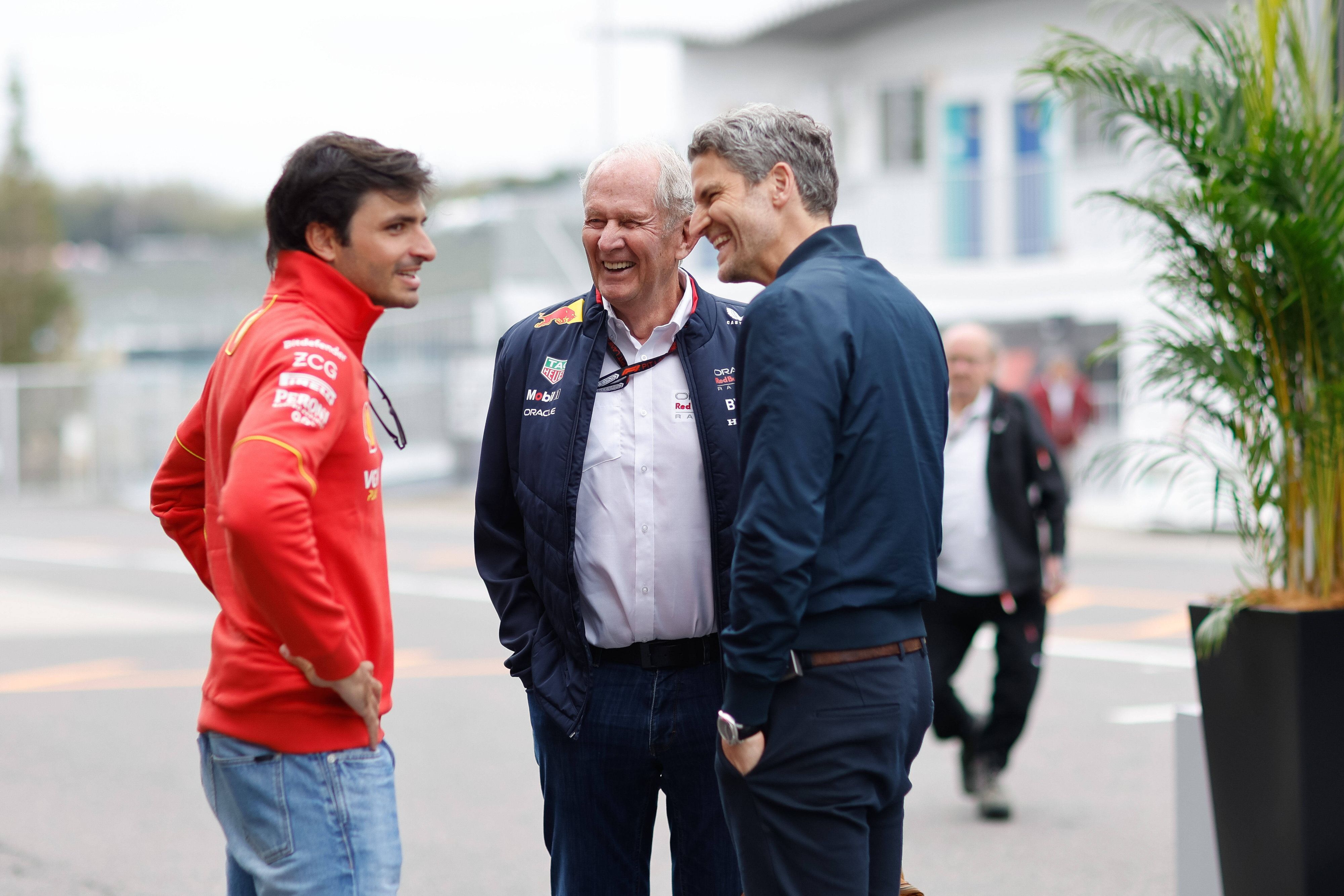 Carlos Sainz im Gespräch mit Helmut Marko