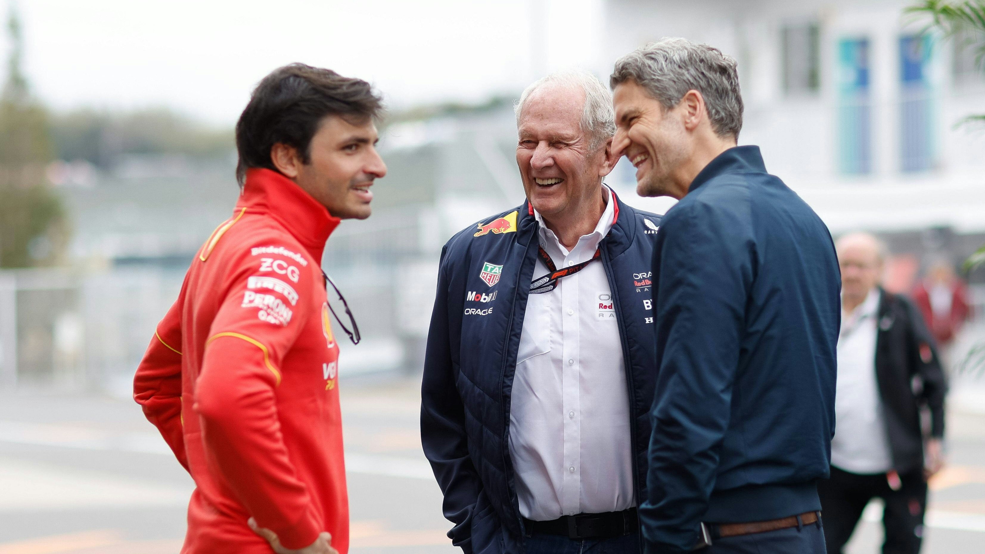 Carlos Sainz im Gespräch mit Helmut Marko