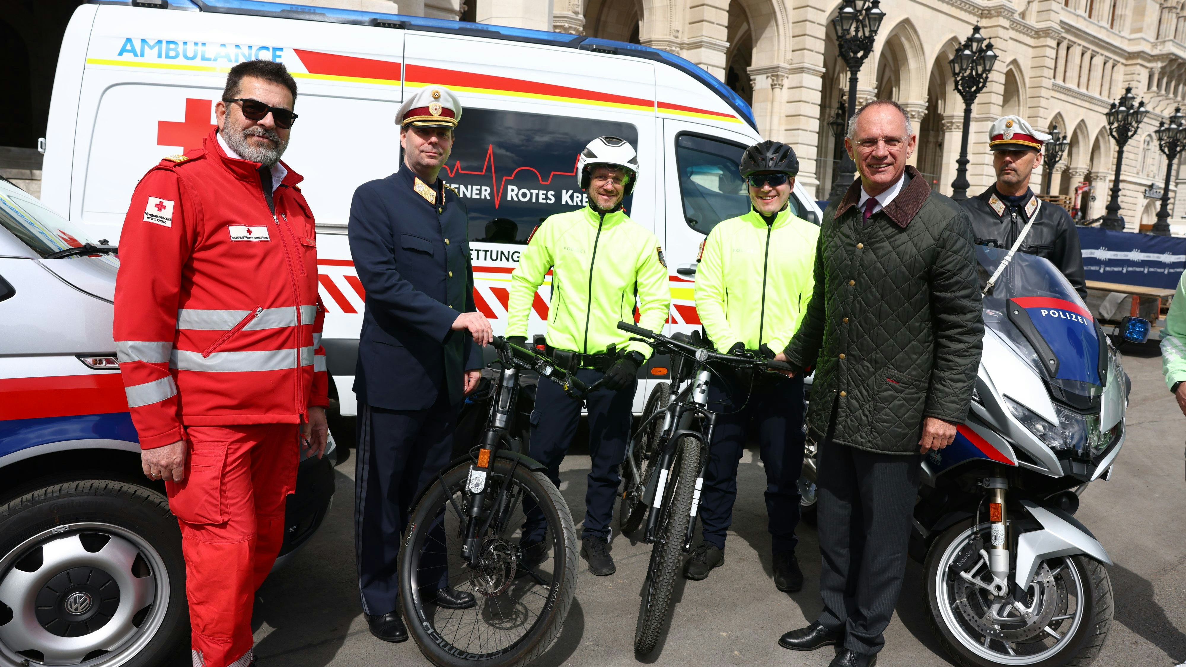 Innenminister Gerhard Karner (re.) machte sich selbst in Bild von den Sicherheitsvorkehrungen für den Vienna City Marathon.