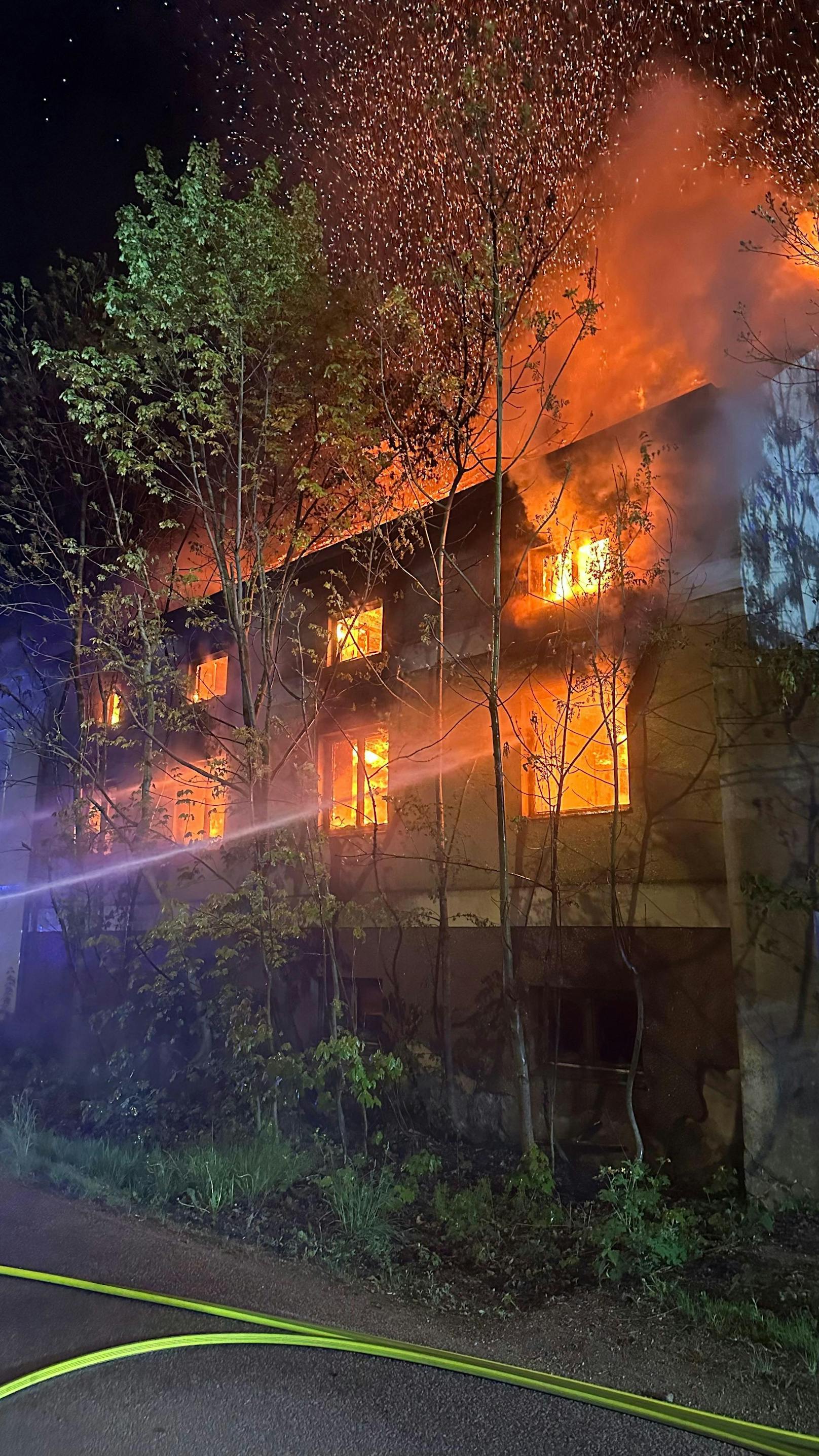 Der Anbau der ehemaligen Aumühle (neben der Tageswerkstätte) stand in Flammen.