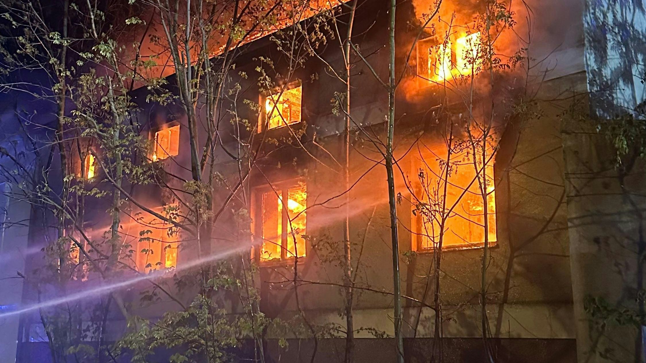 Der Anbau der ehemaligen Aumühle (neben der Tageswerkstätte) stand in Flammen.