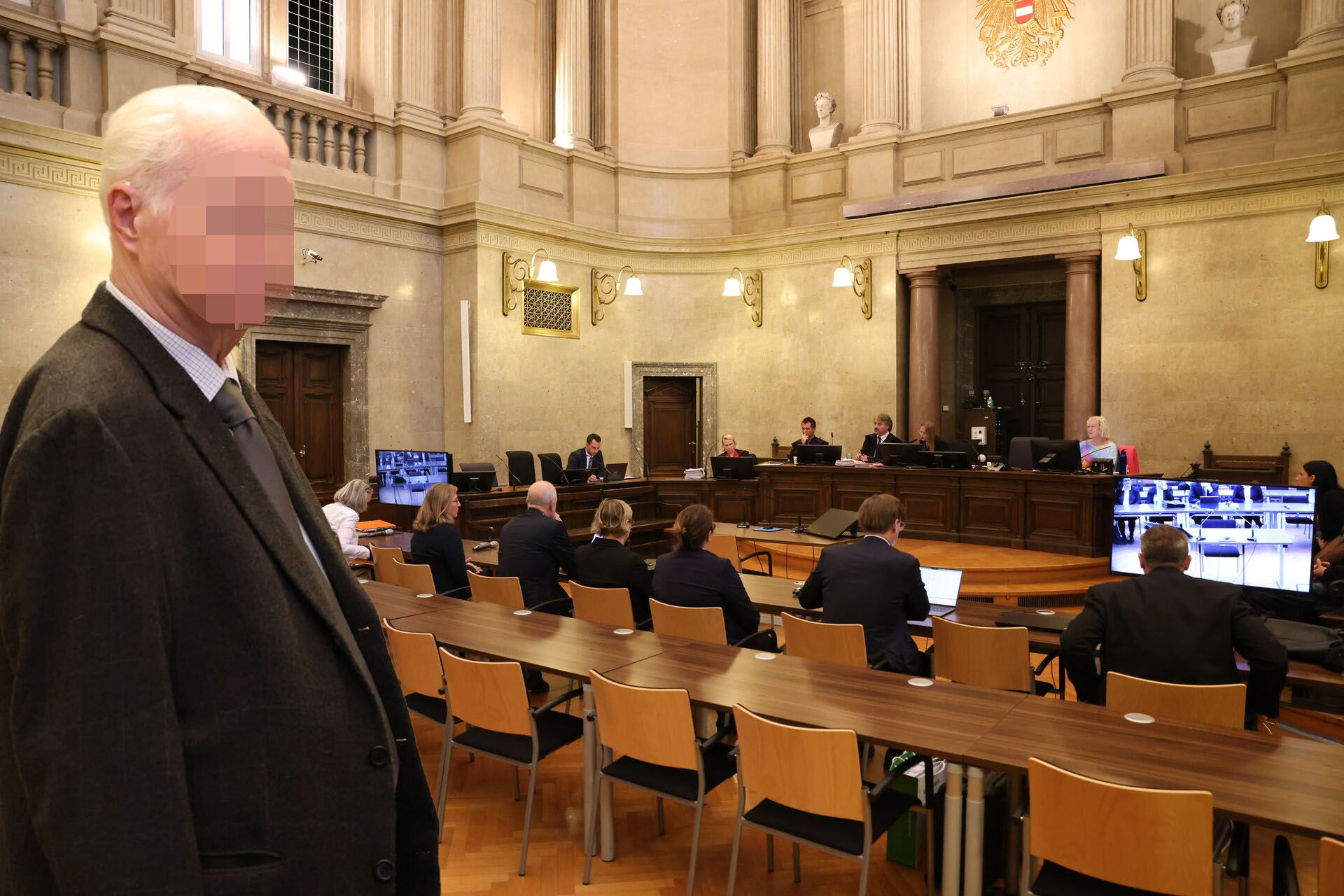 Richard W. (l.) muss sich wegen schweren Betrugs, Untreue und betrügerischer Krida vor Gericht verantworten.