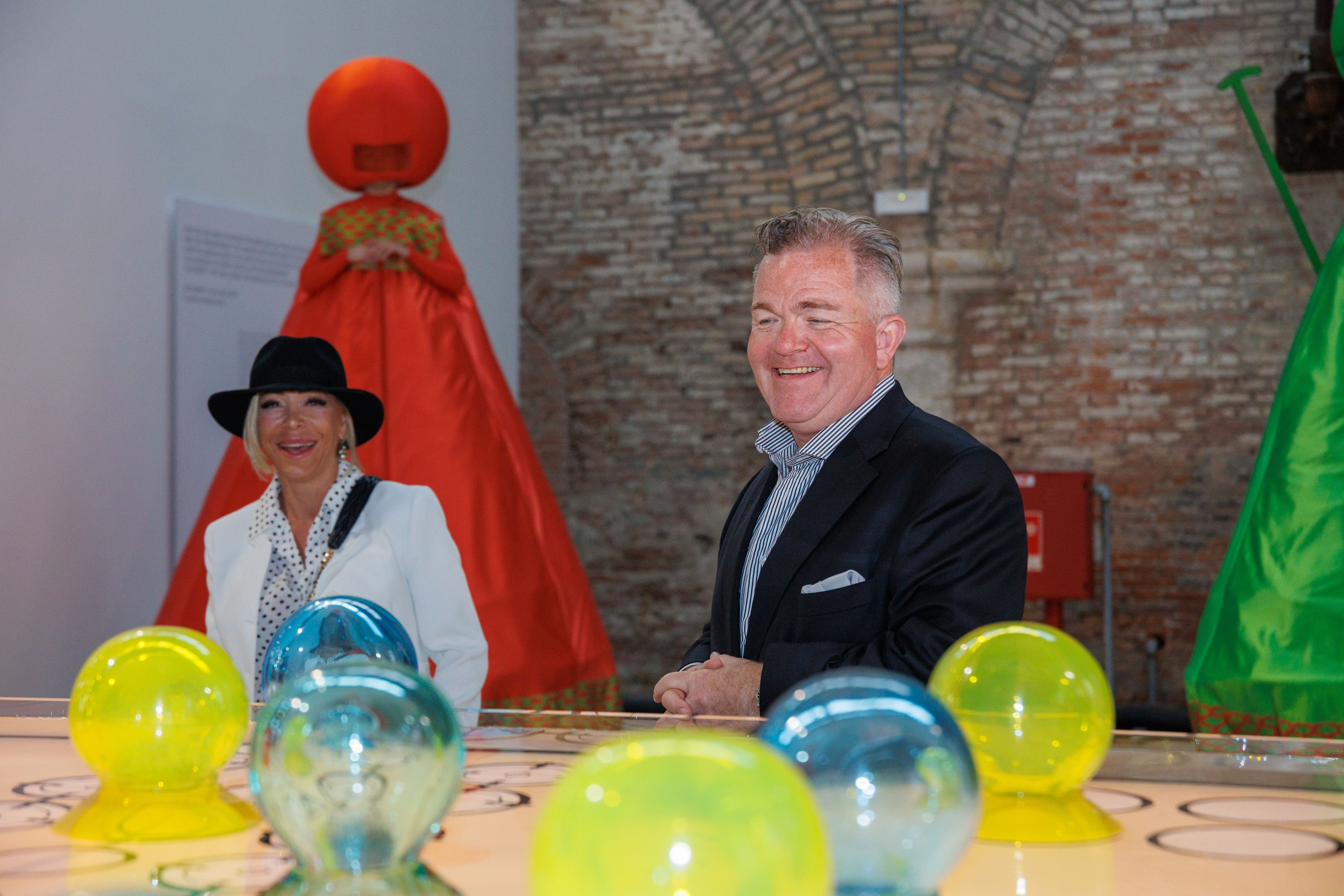 Star-Künstlerin Sabine Wiedenhofer mit Cornelius Obonya in Venedig