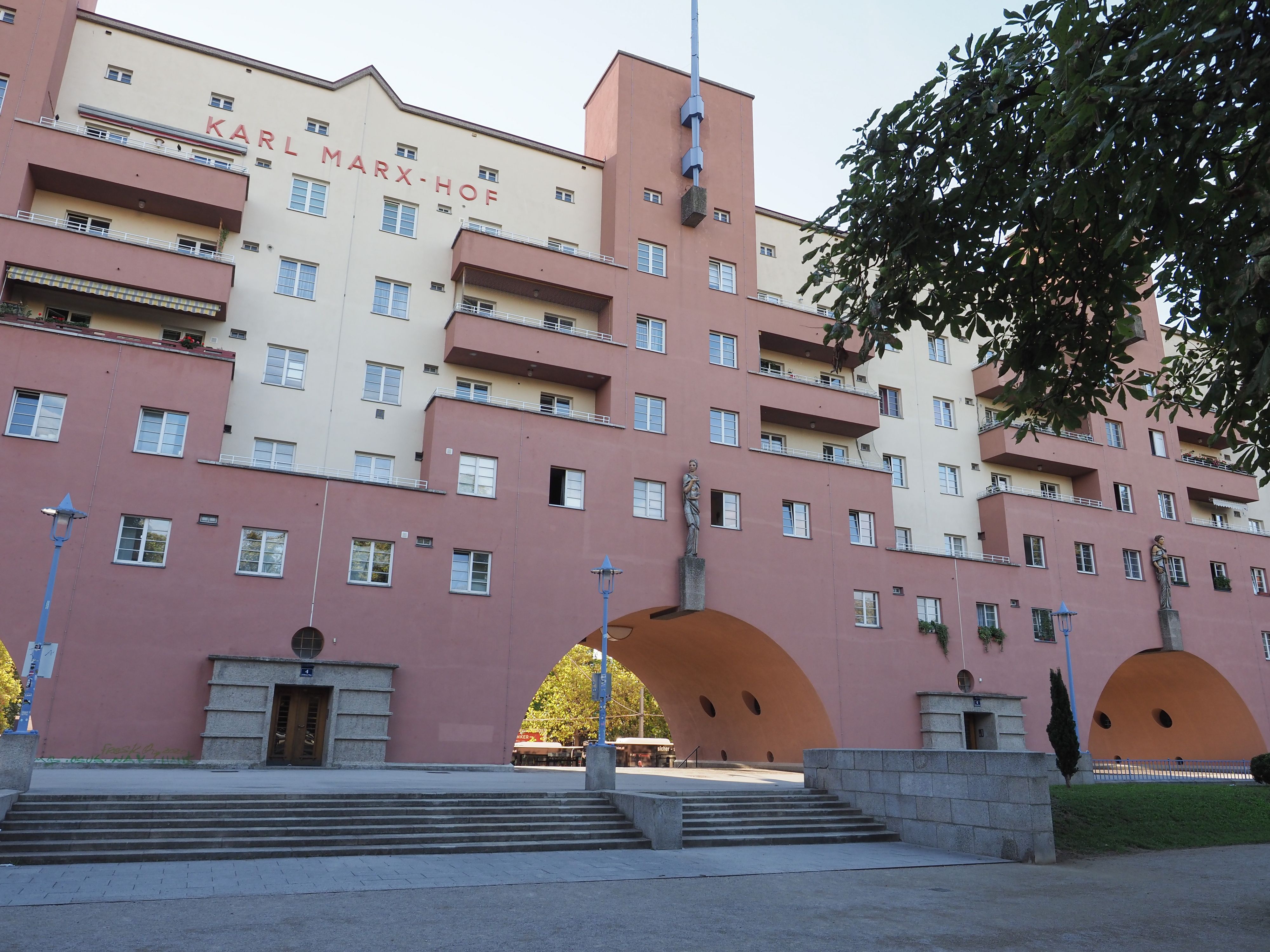 Berühmter Wiener Gemeindebau: der Karl Marx Hof in Heiligenstadt.