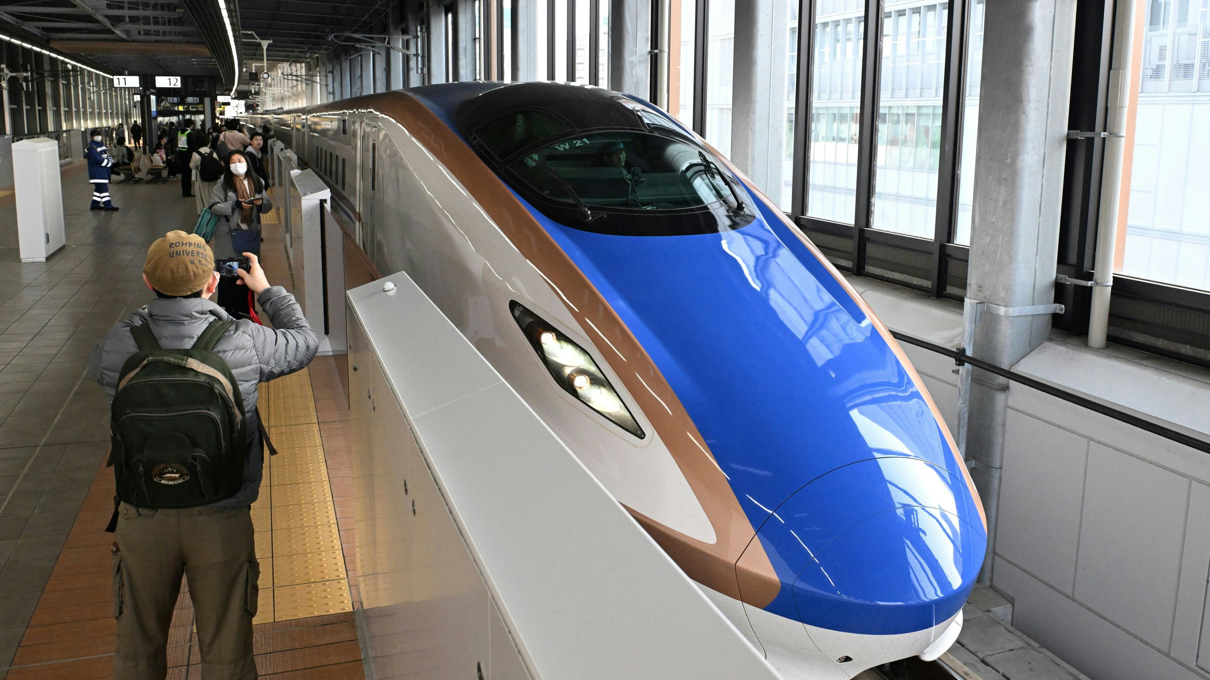 Download von www.picturedesk.com am 18.04.2024 (15:36).  The Hokuriku Shinkansen arrives at Tsuruga Station in Tsuruga City, Fukui Prefecture on March 16, 2024. The Hokuriku Shinkansen line between Kanazawa and Tsuruga the Hokuriku region of Japan is extended and opened. The Hokuriku Shinkansen sets 6 stations in Ishikawa Prefecture and Fukui Prefecture. 14 direct trains run round trips a day between Tokyo and Tsuruga.( The Yomiuri Shimbun via AP Images ) - 20240315_PD13318 - Rechteinfo: Rights Managed (RM)