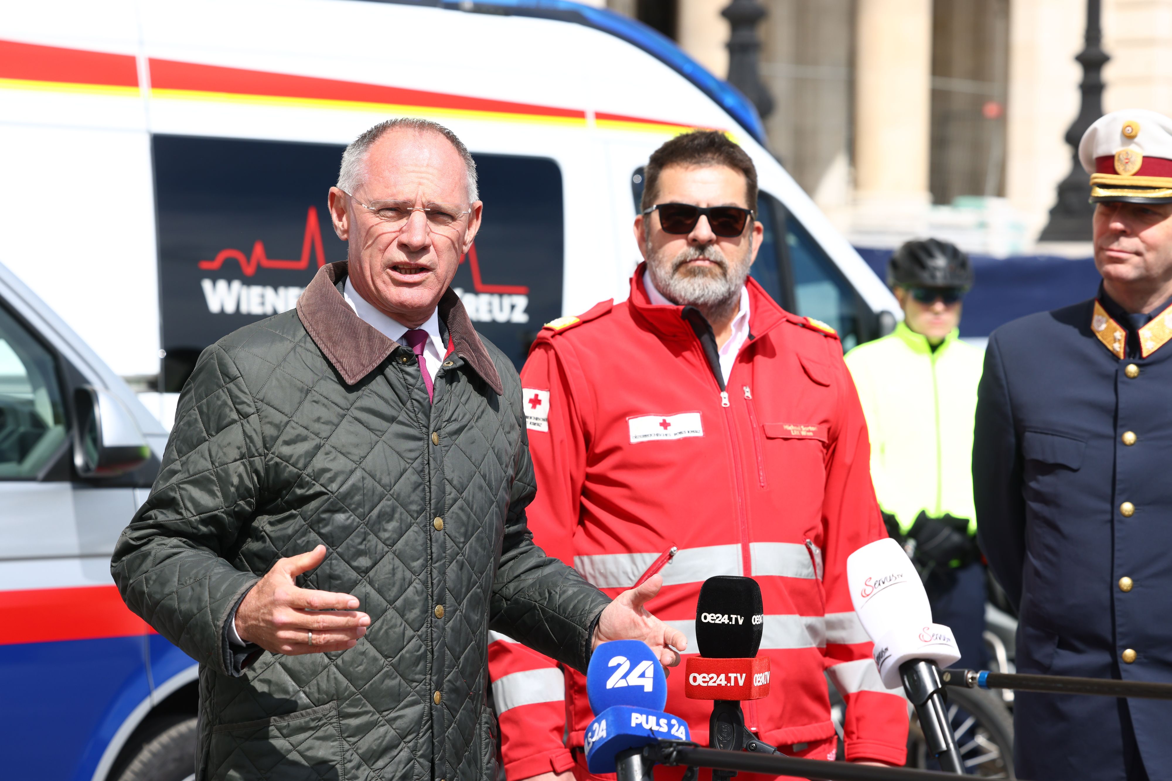 Innenminister Gerhard Karner bedankt sich bei allen Sicherheits- und Rettungskräften für den Einsatz.