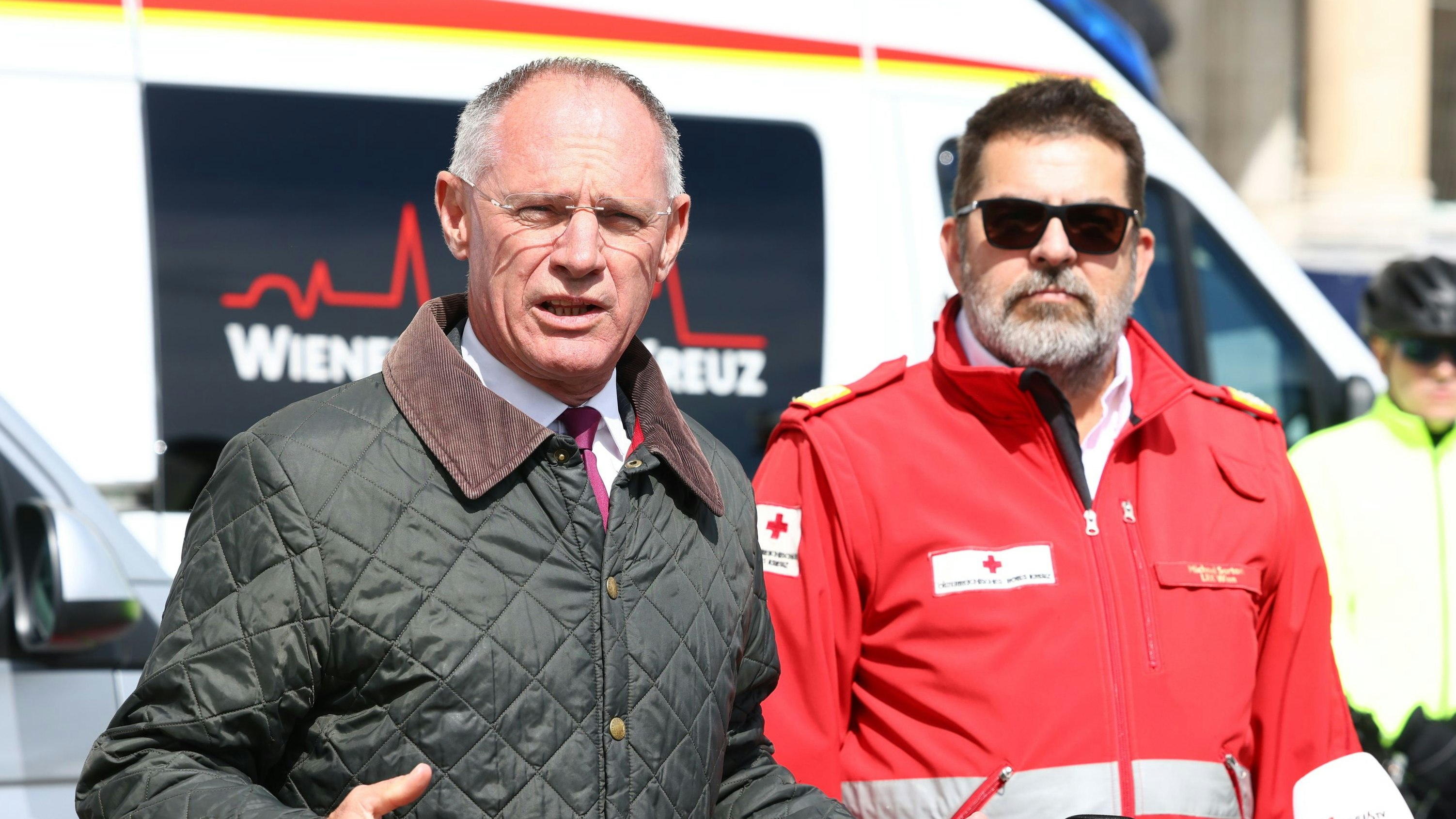 Innenminister Gerhard Karner bedankt sich bei allen Sicherheits- und Rettungskräften für den Einsatz.