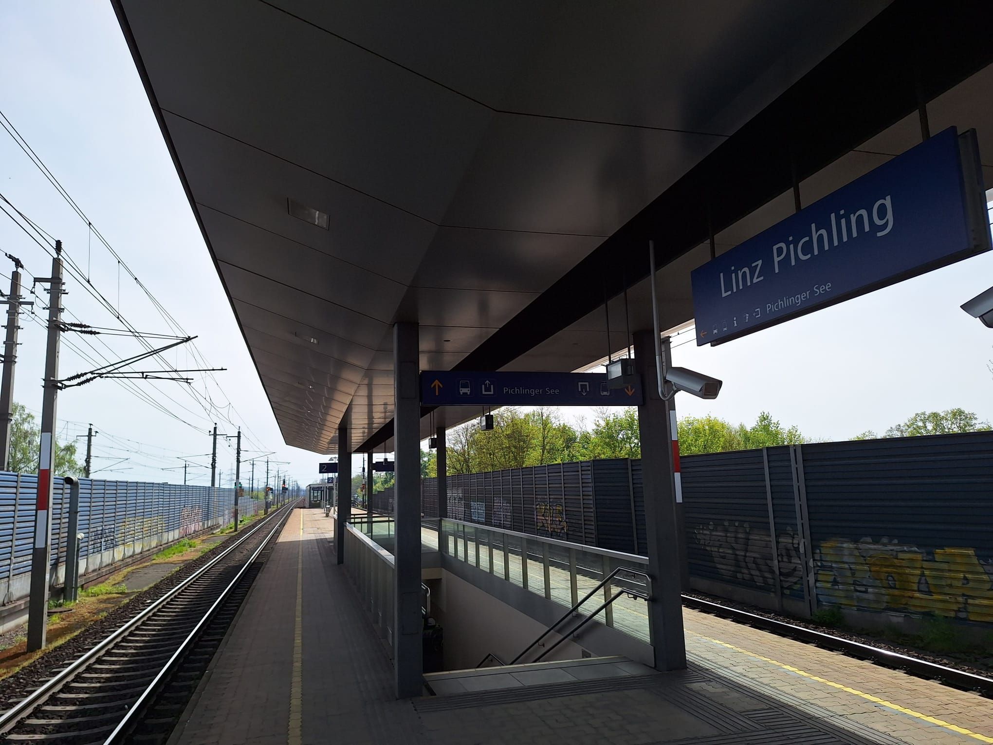 Am Bahnhof Pichling brach eine Frau zusammen.