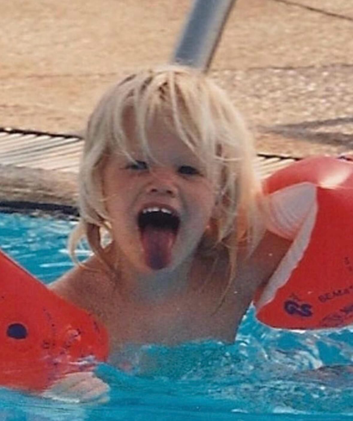 Larissa Marolt zeigt Zunge