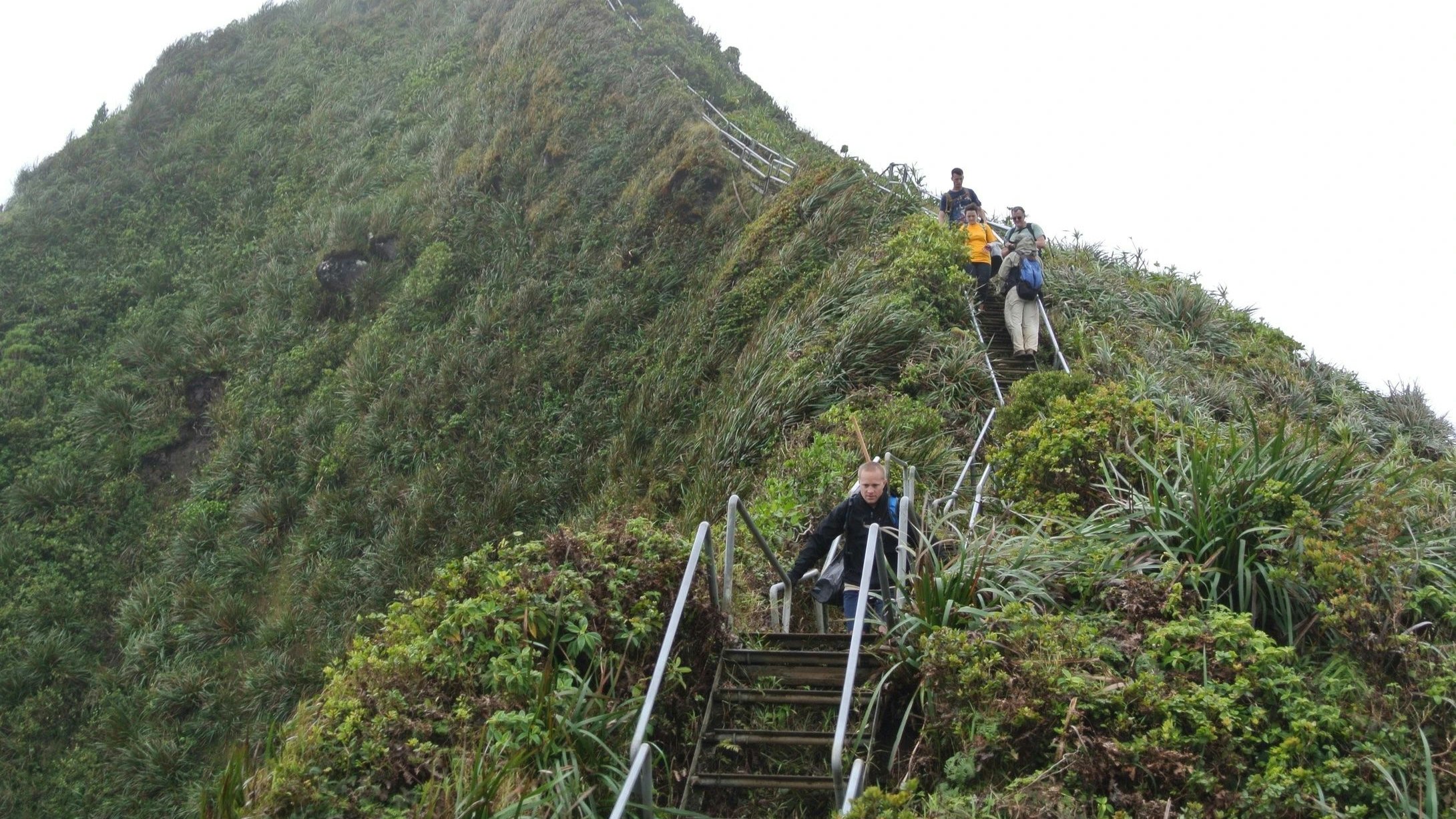 Illegal, aber schön: Der Aufstieg über die Haʻikū Stairs auf Hawaii