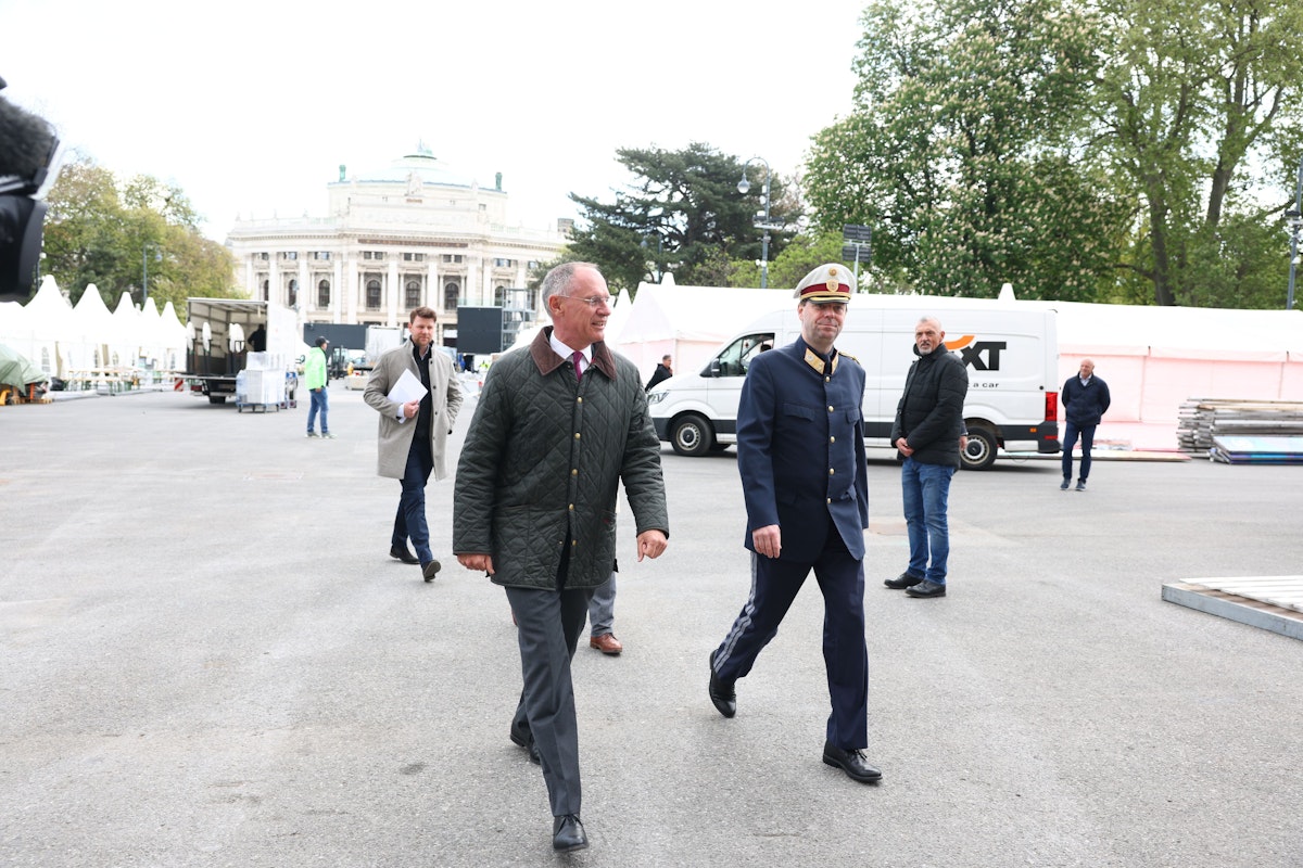 Innenminister Gerhard Karner, Thomas Losko, Leiter der Landesverkehrsabteilung, Michael Satori, Landesrettungskommandant und Florian Holecek, VMC-Organisationsteam präsentierten das Sicherheitskonzept für den VCM 2024