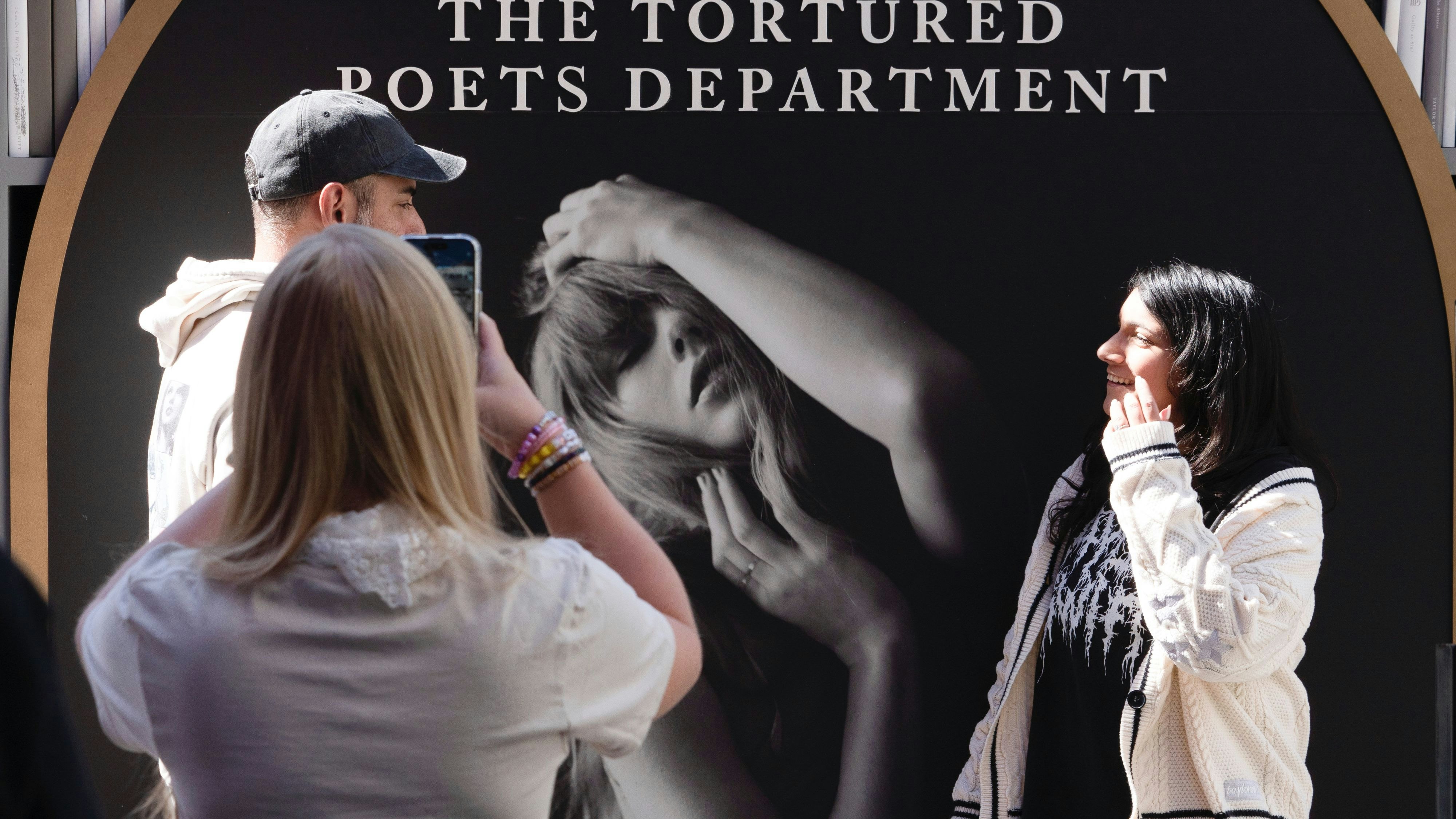 Fans schießen Selfies auf einem Pop-up-Event in Los Angeles, das auf die bevorstehende Veröffentlichung von "The Tortured Poets Department" aufmerksam macht