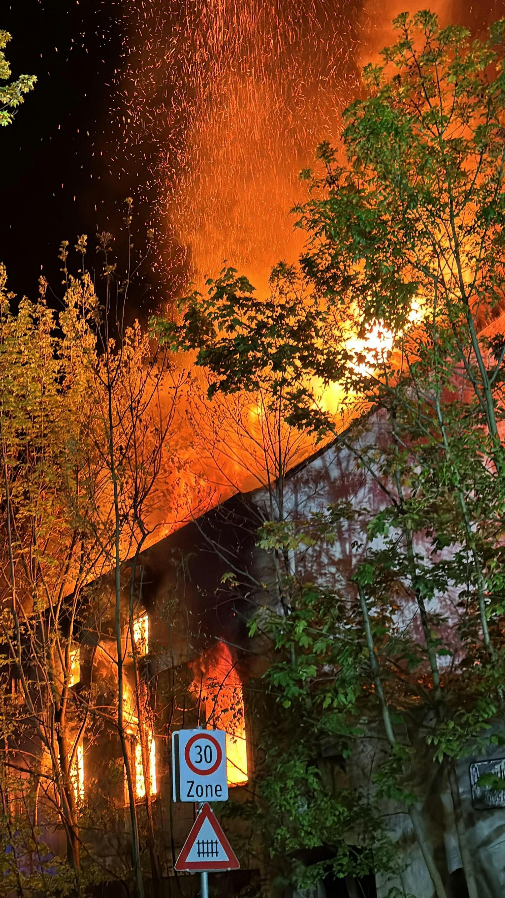 Meterhohe Flammen schlugen aus allen Fenstern. 