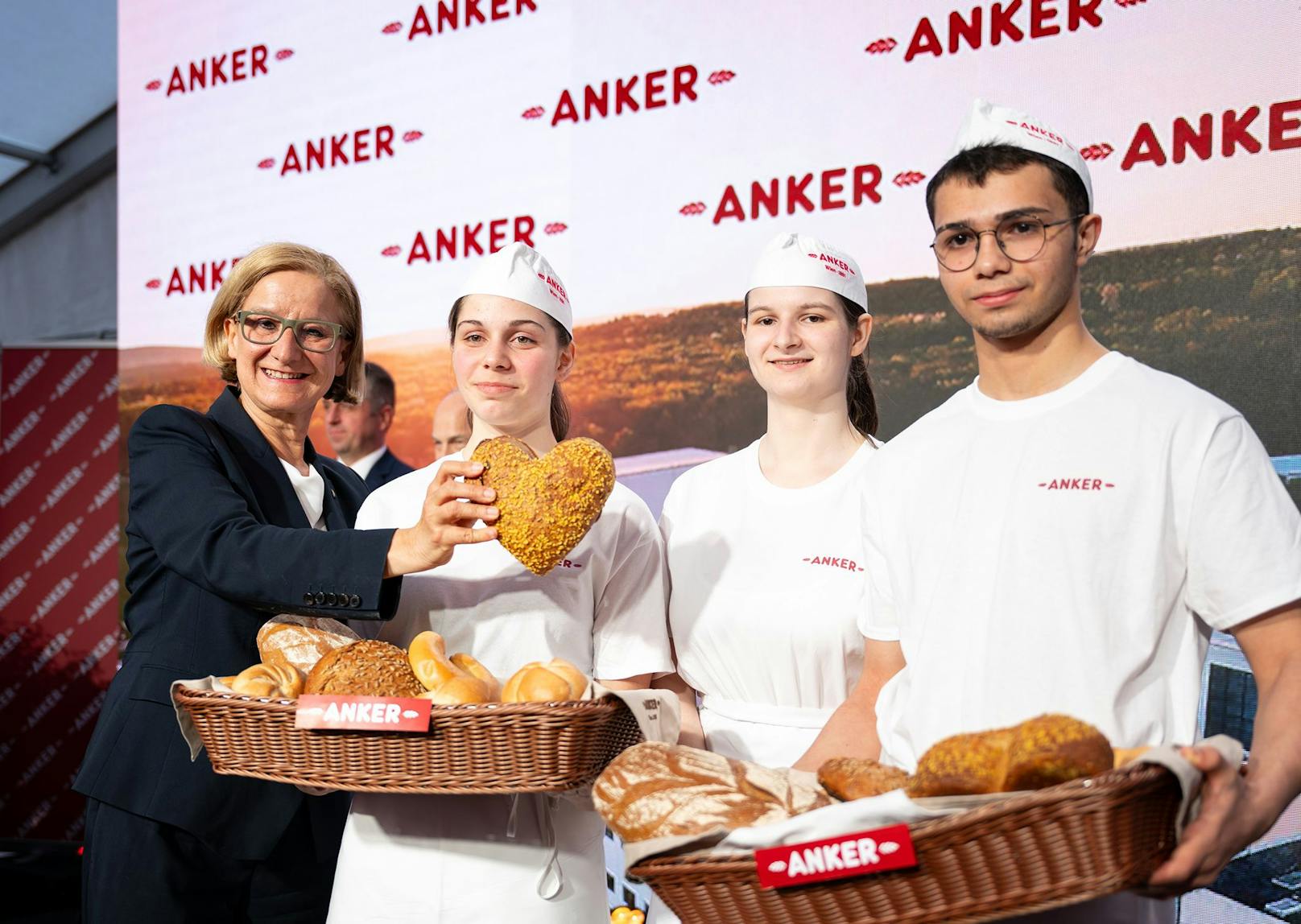 Landeshauptfrau Mikl-Leitner mit Jasmin Nadolph, Erkan Topracki und Fiona Jöchlinger bei der gestrigen Eröffnung der Ankerbrot-Großbäckerei in Lichtenwörth.
