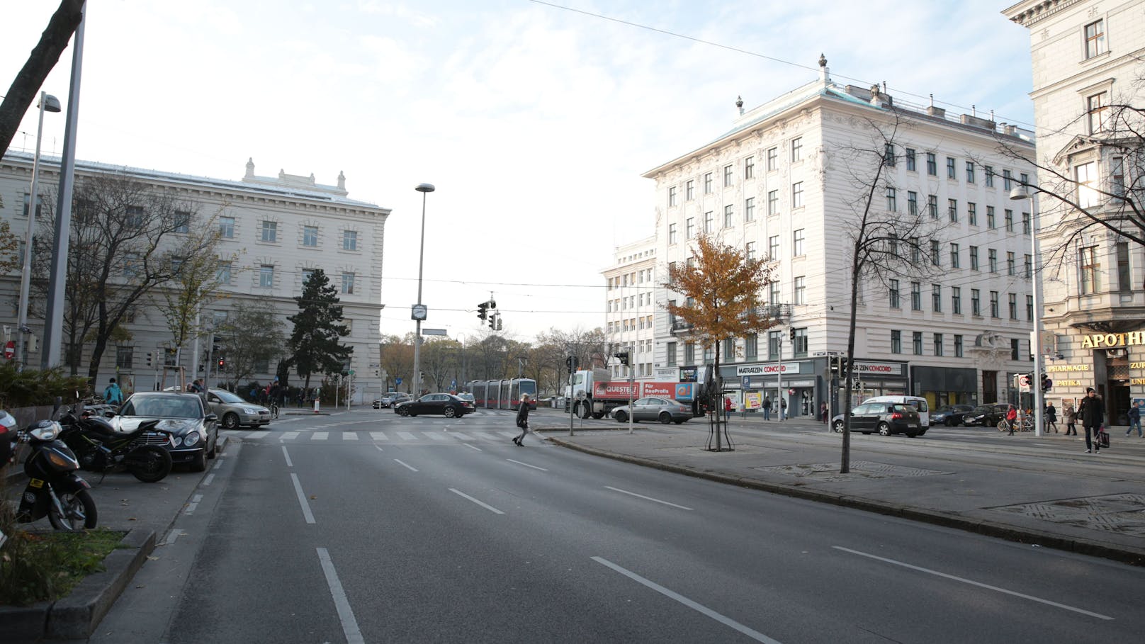 Beim Großvorhaben Universitätsstraße werden die Straßenbahngleise nach den U-Bahn-Arbeiten an der Oberfläche nun in ihre endgültige Lage gebracht. 