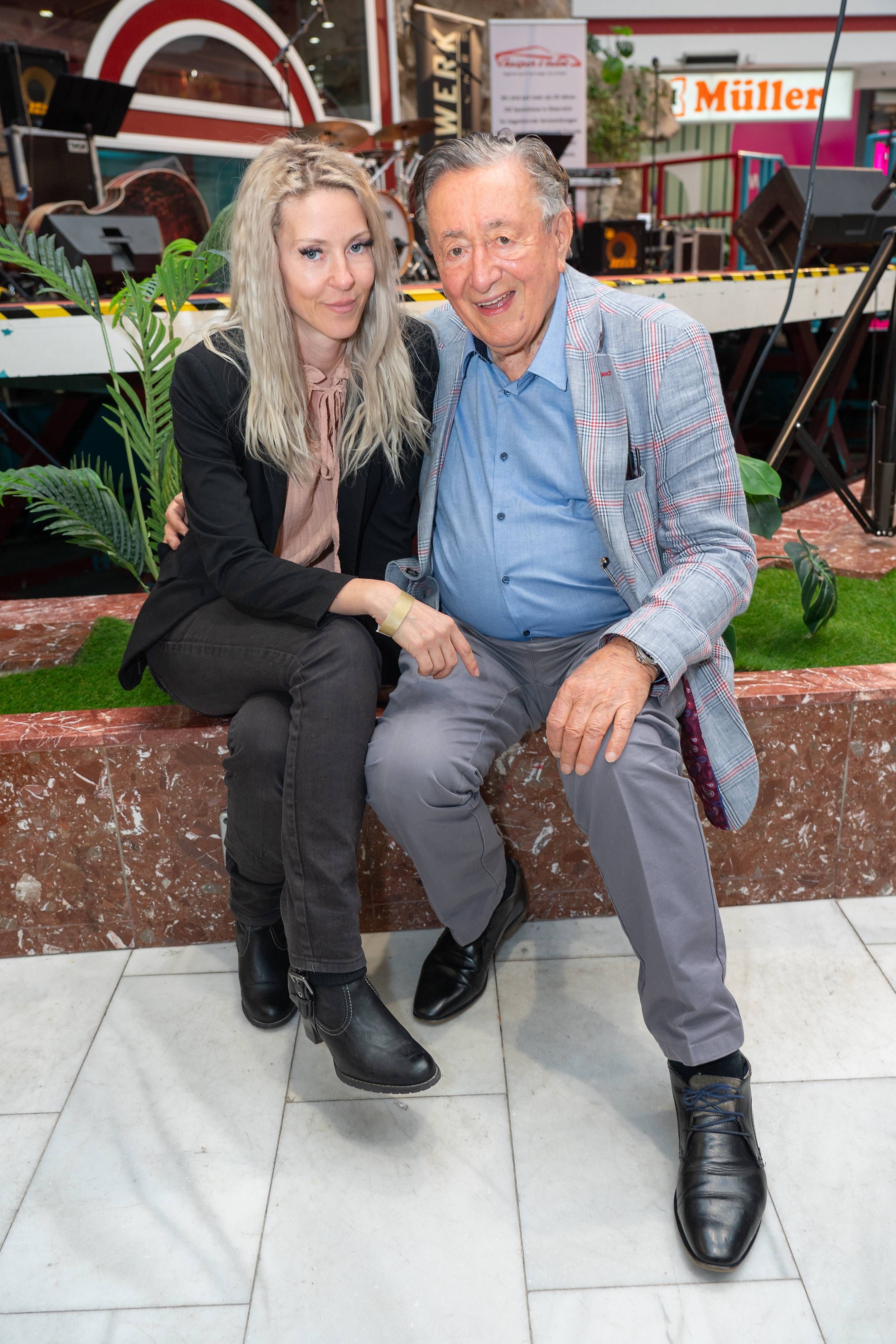 Richard Lugner und Simone Reiländer sind vor der Hochzeit getrennt unterwegs.