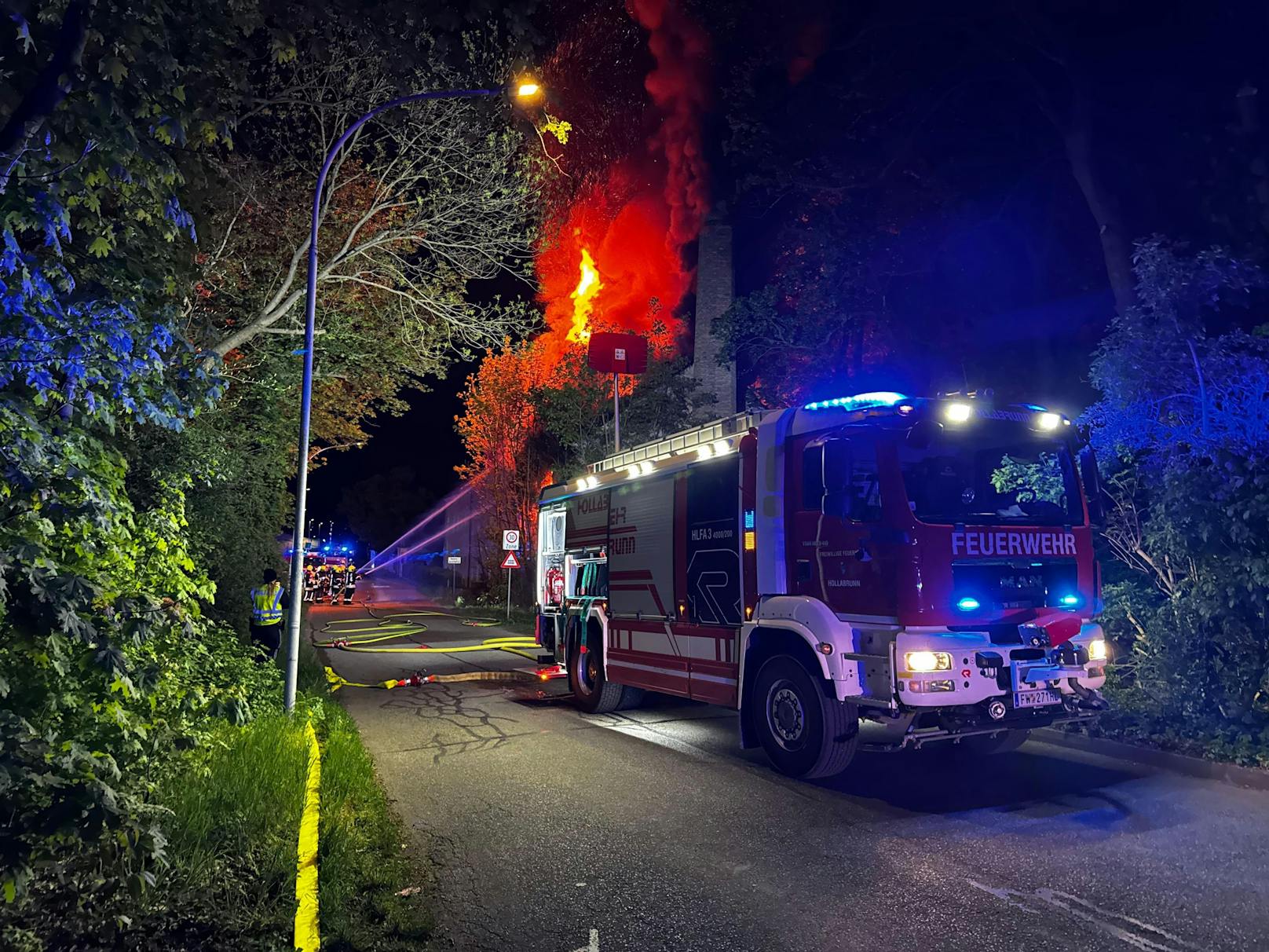 Fünf Feuerwehren standen bei einem Wohnhausbrand im Einsatz.