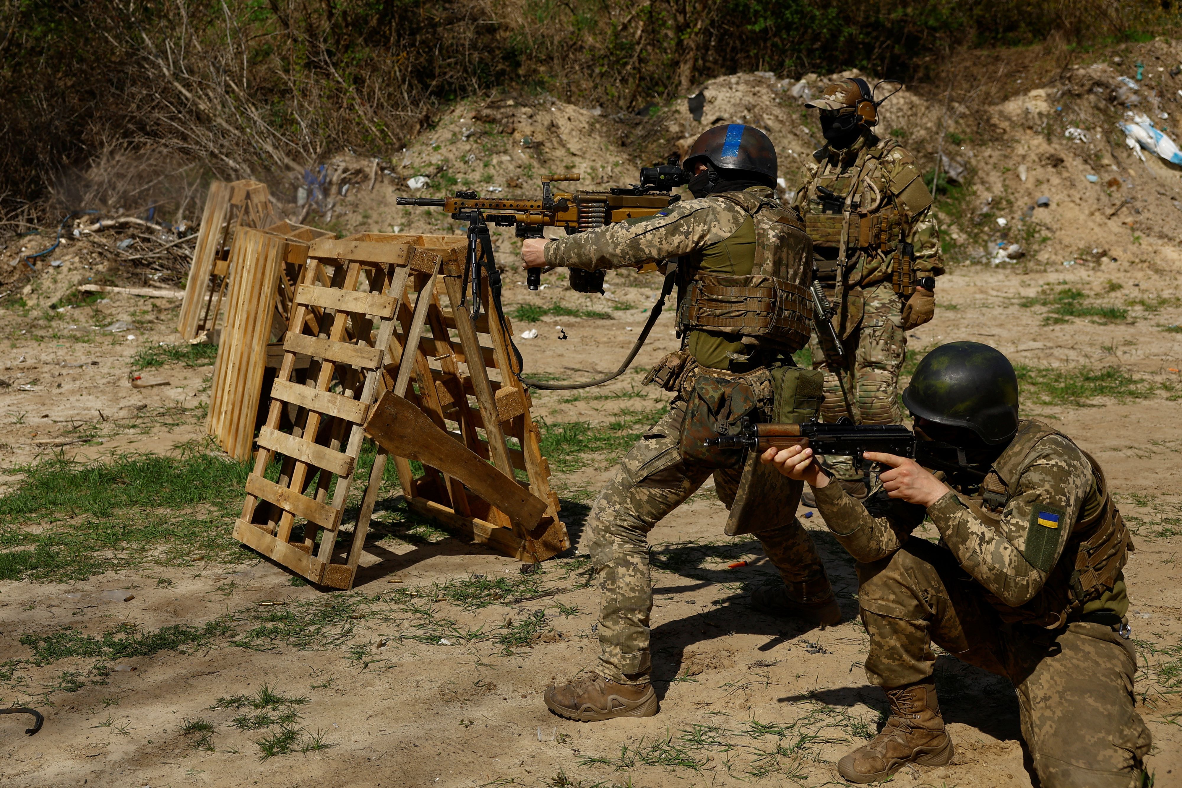 Die Einheit bei einer Schießübung an einem unbekannten Ort in der Nähe von Kiew.