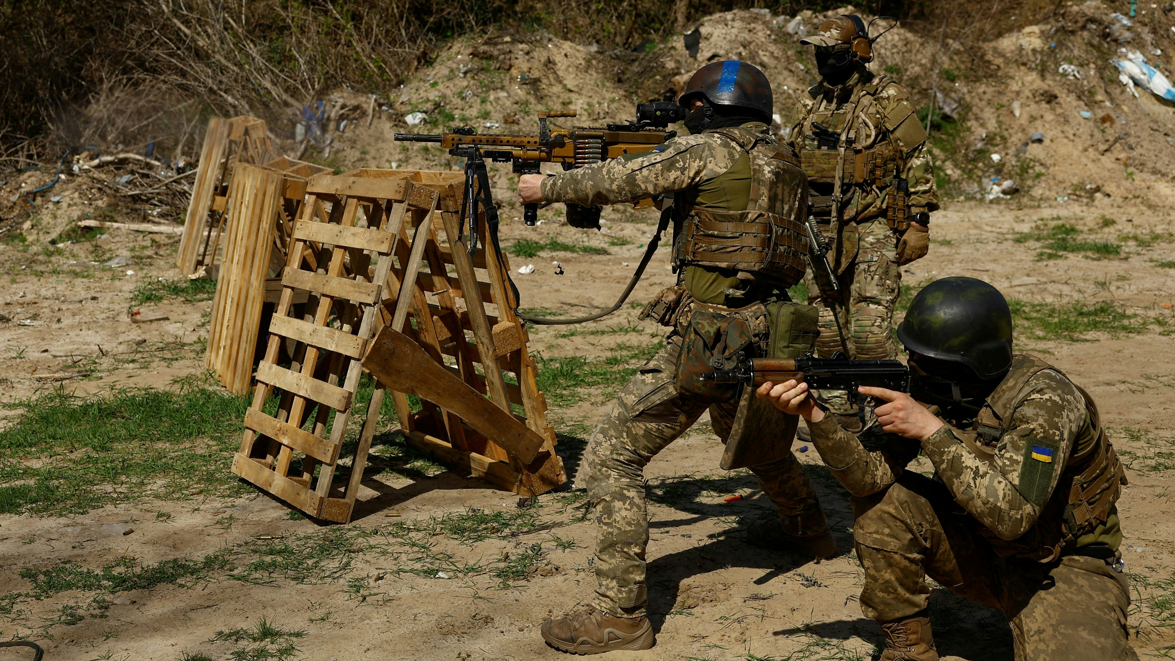 Die Einheit bei einer Schießübung an einem unbekannten Ort in der Nähe von Kiew.