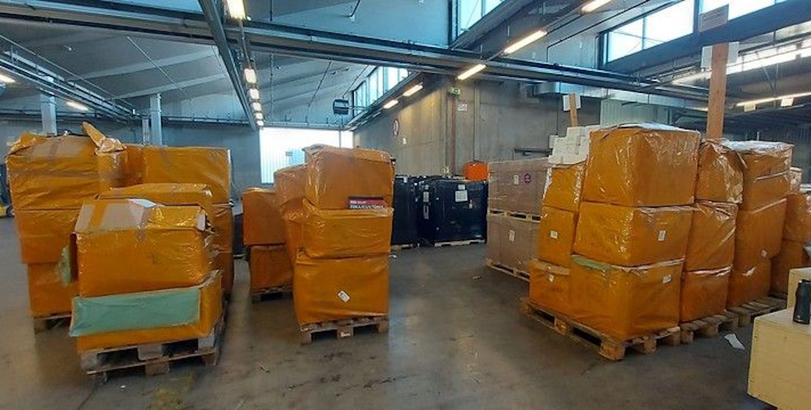 Der österreichische Zoll verhinderte beim Großaufgriff die illegale Einfuhr von 53 Kartons mit knapp 7.000 Fake-Produkten.