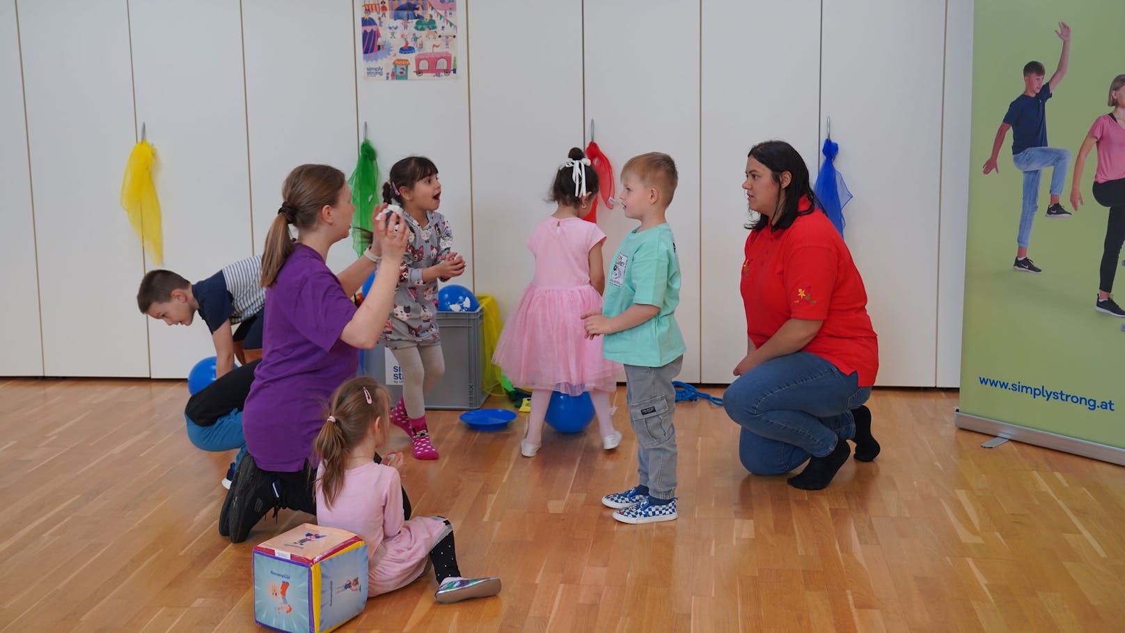 Interessierte Kindergartenpädagog:innen können das „Simplikus – Zirkusspaß“-Paket für ihre Kindergartengruppe kostenlos bestellen. 