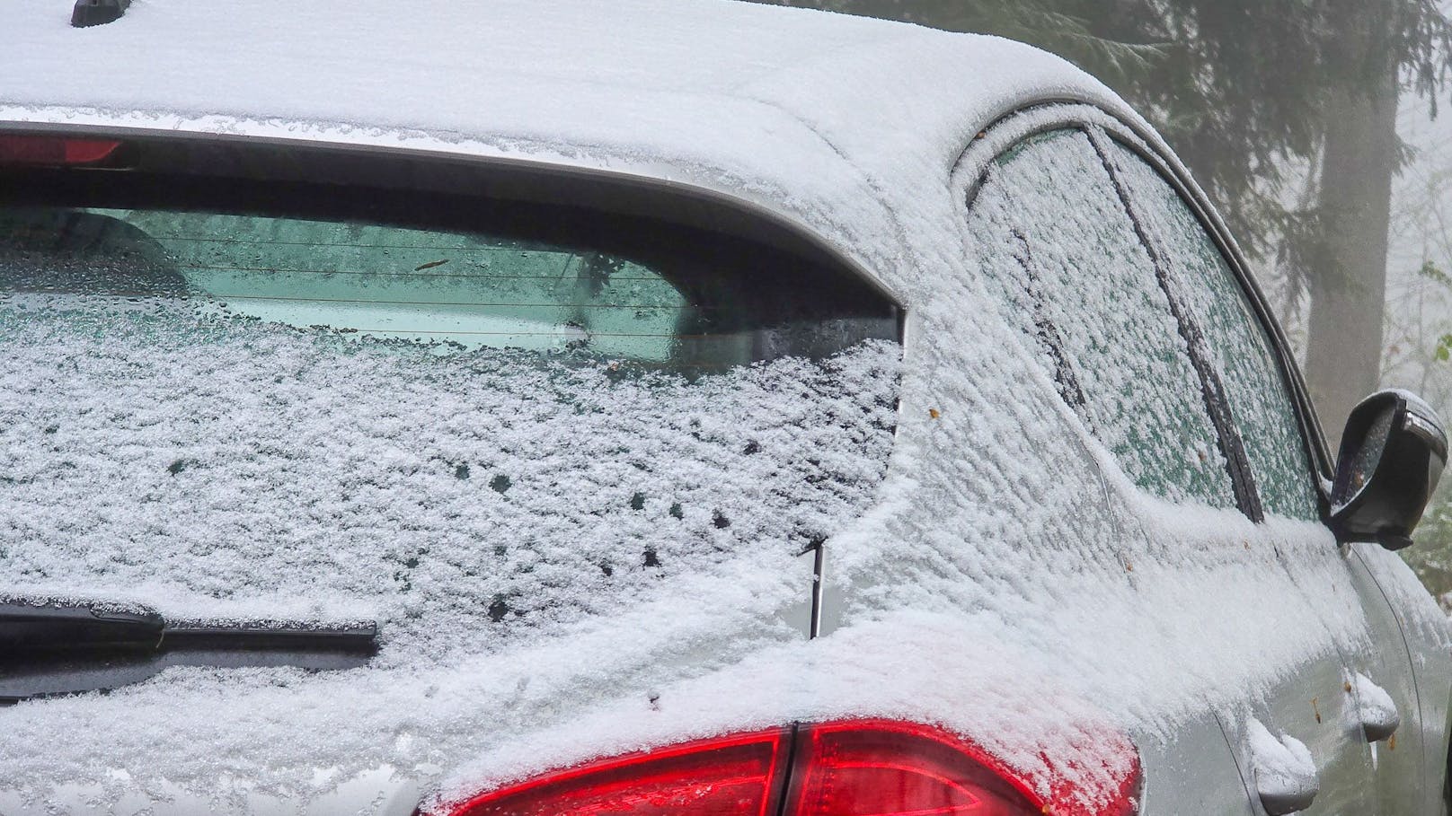 Autos wurden leicht eingeschneit