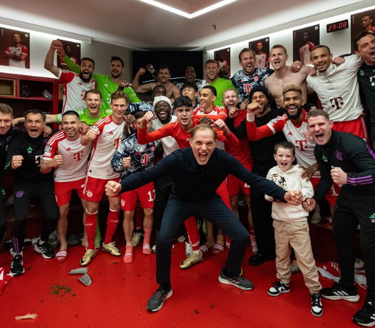 Tuchel feiert den Halbfinal-Einzug in der Bayern-Kabine