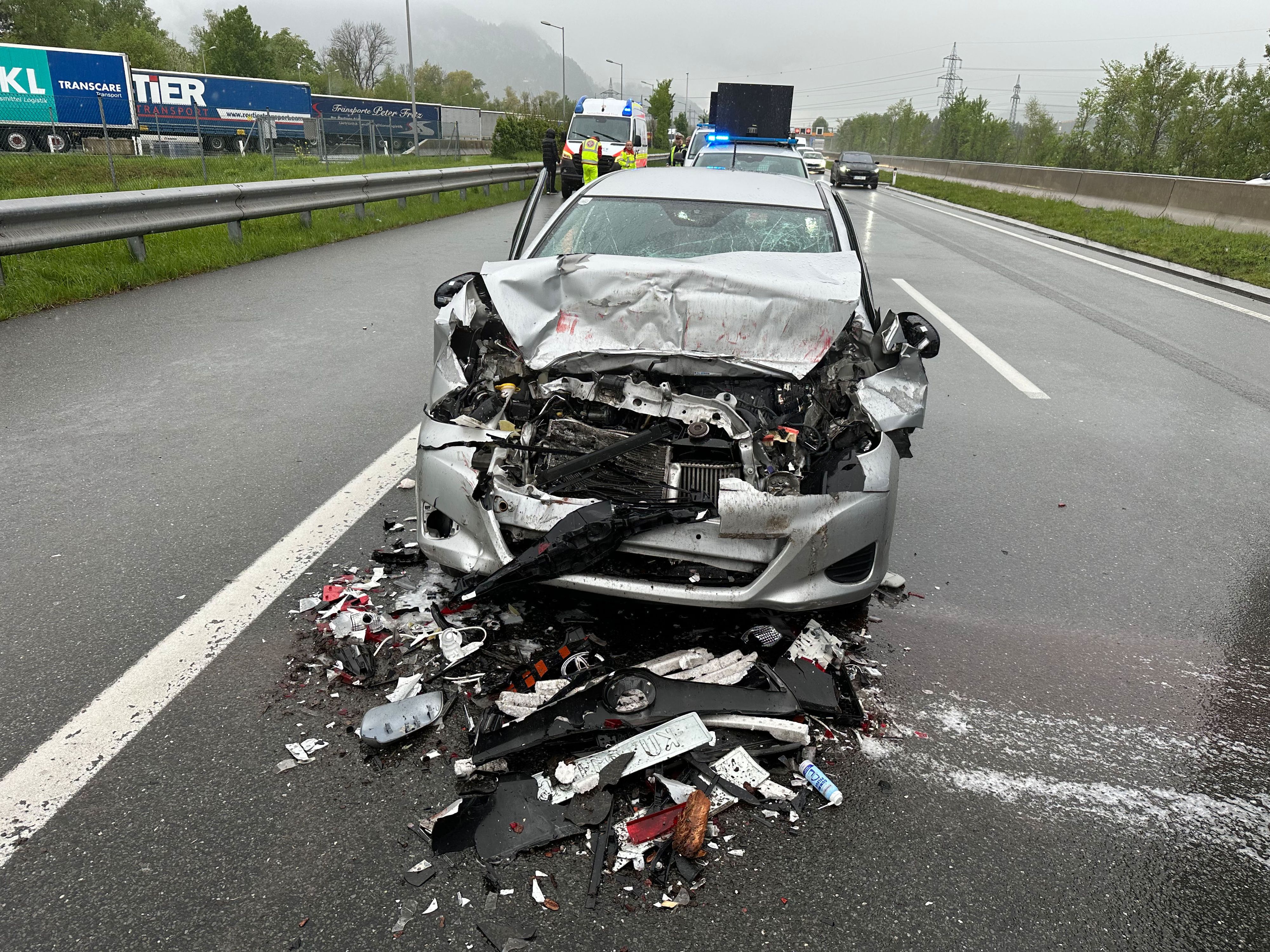 Das Fahrzeug wurde bei dem Unfall schwer beschädigt.