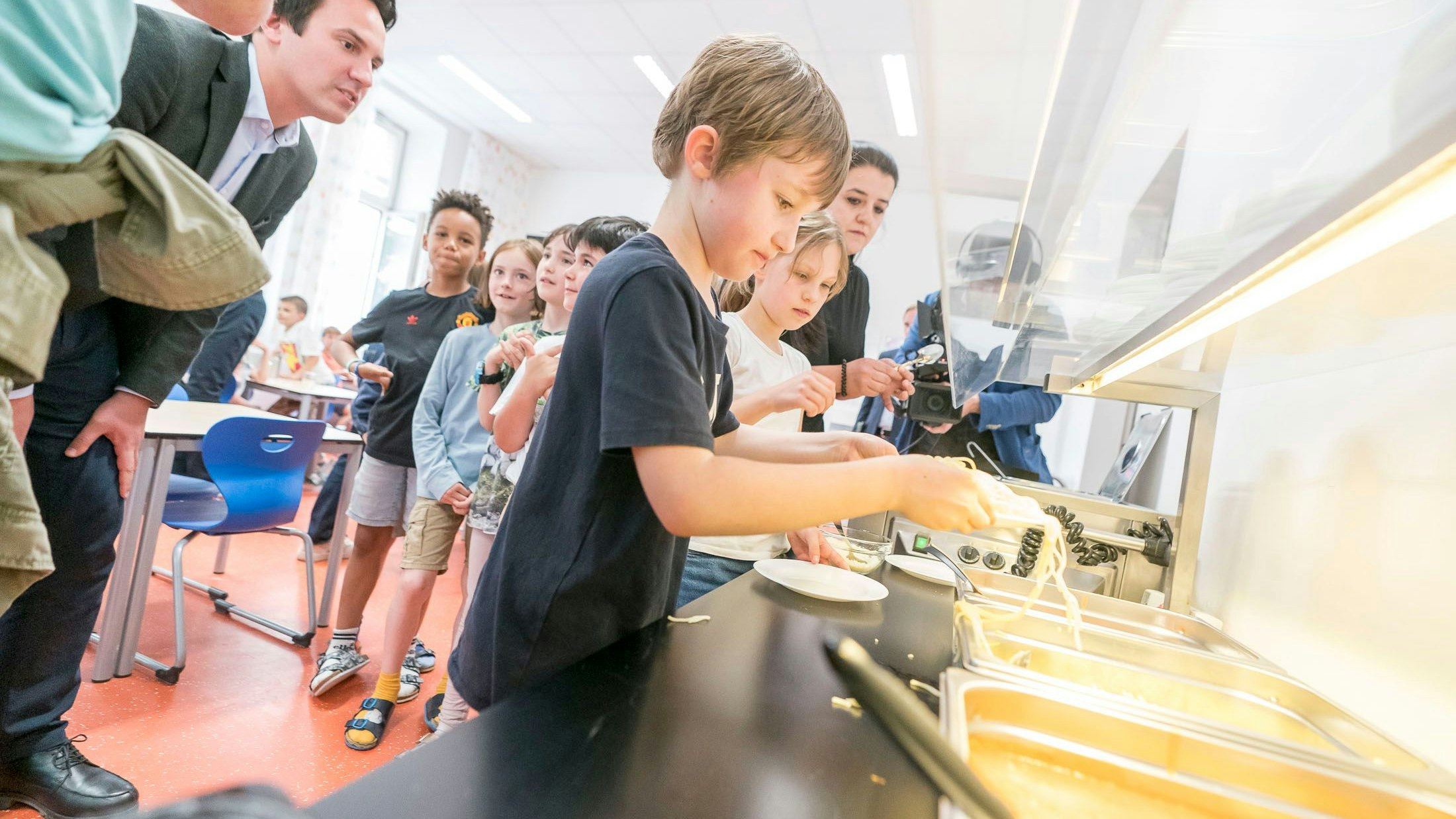 Schulessen in der Volksschule Zeltgasse mit Wiens Bildungsstadtrat Christoph Wiederkehr als Beobachter