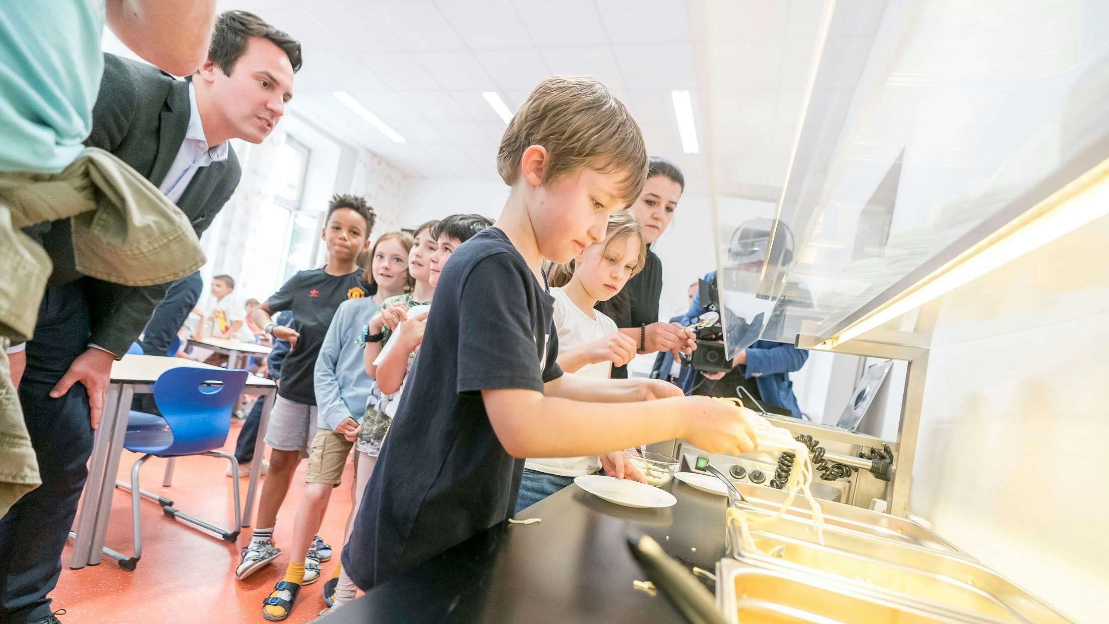 Wiens Bildungsstadtrat Christoph Wiederkehr in der Volksschule Zeltgasse 