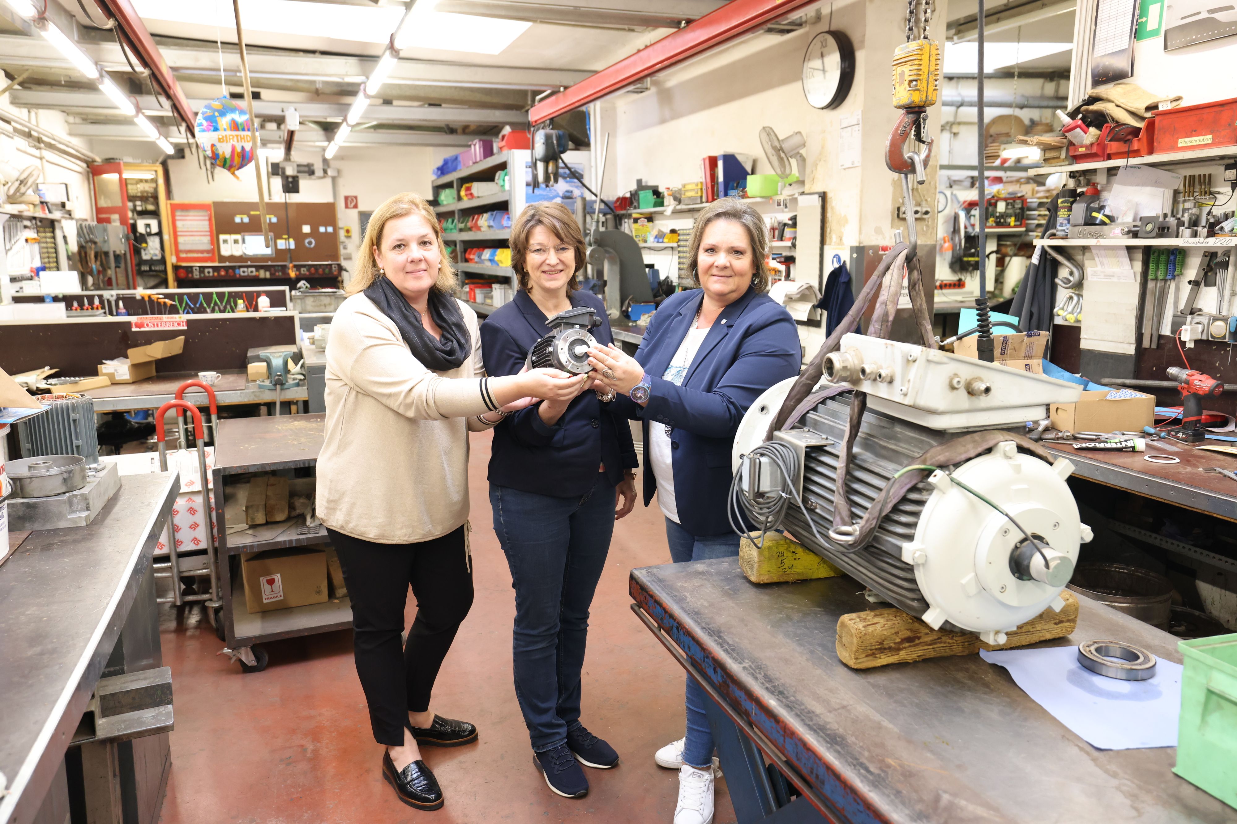 Die Schwestern Petra (l.) und Sonja Reumüller mit WKW-Spartenobfrau&nbsp;Maria Smodics-Neumann (m.)