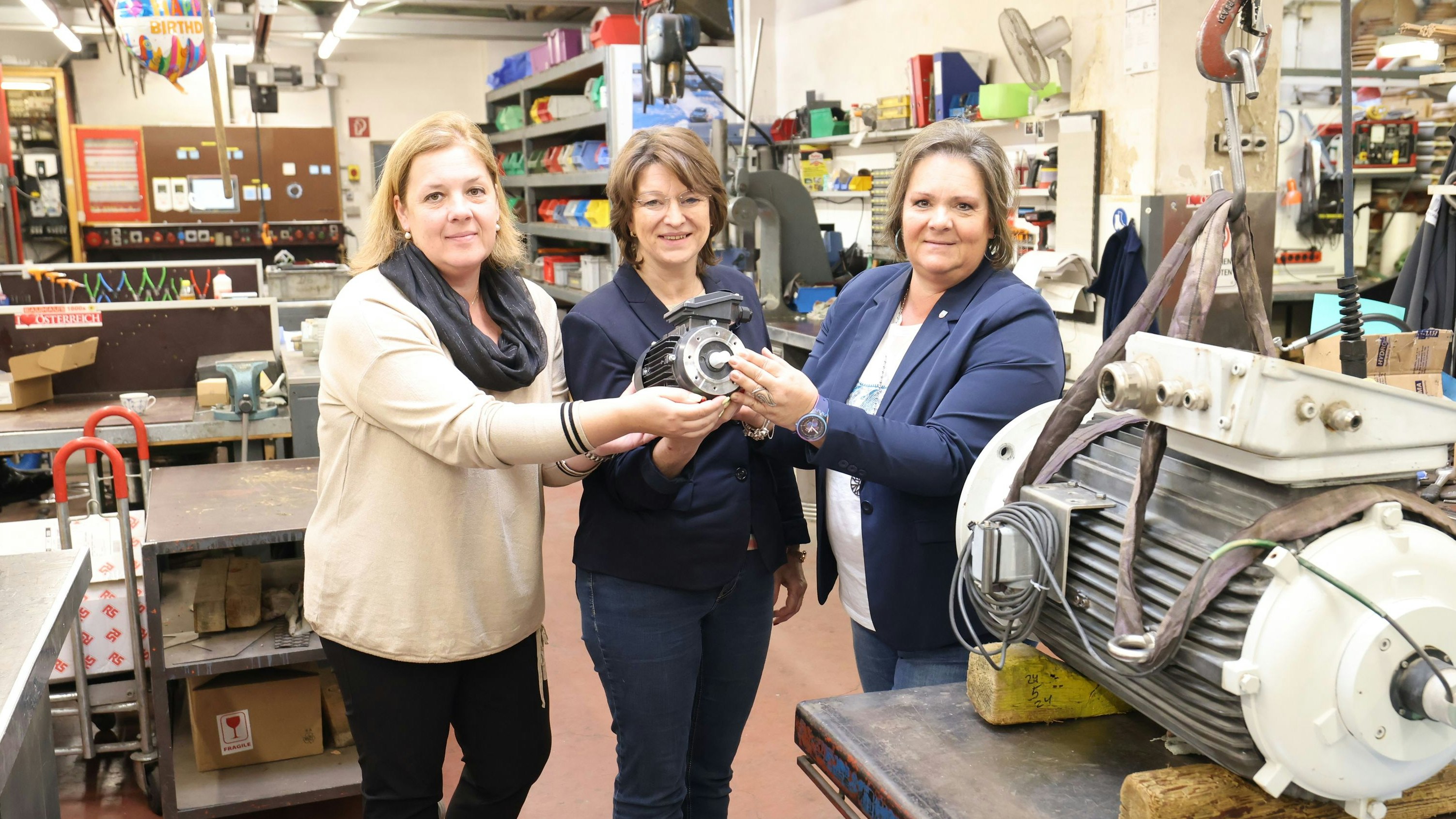 Die Schwestern Petra (l.) und Sonja Reumüller mit WKW-Spartenobfrau XXX (m.)