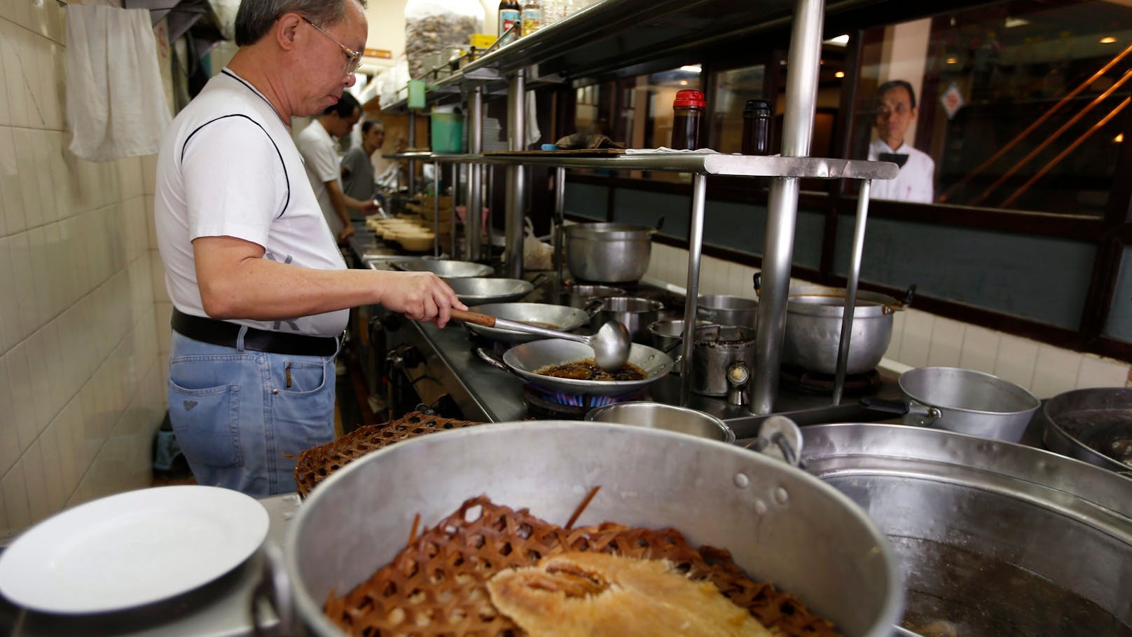 "Die leider immer noch weit verbreitete Haifischflossensuppe gehört damit in Österreich der Vergangenheit an. Auch die Einfuhr von Hai-Gebissen oder anderen Produkten wird in Zukunft nicht mehr legal möglich sein", erklärt Hammer.