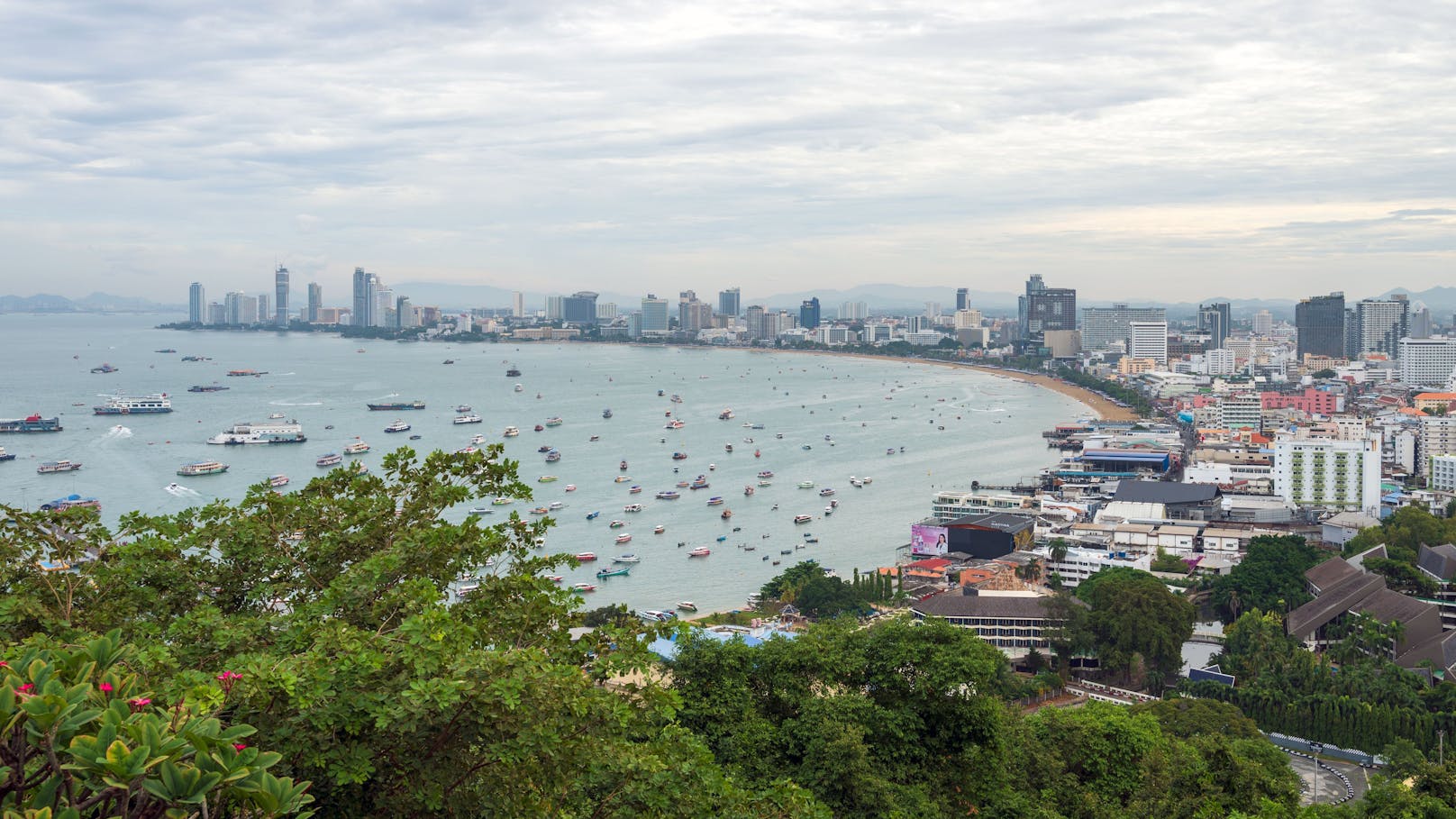 In Pattaya am Golf von Thailand sind es bis zu 98,7 Gäste, die auf einen Local kommen.