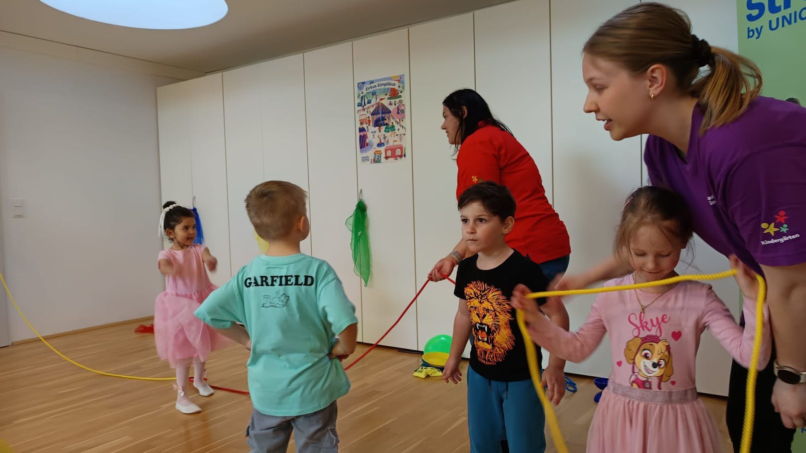 Neben den Übungen stellt „Simplikus – Zirkusspaß“ den teilnehmenden Kindergartengruppen eine Zirkuskiste mit umfassenden Bewegungsmaterialien kostenfrei zur Verfügung.