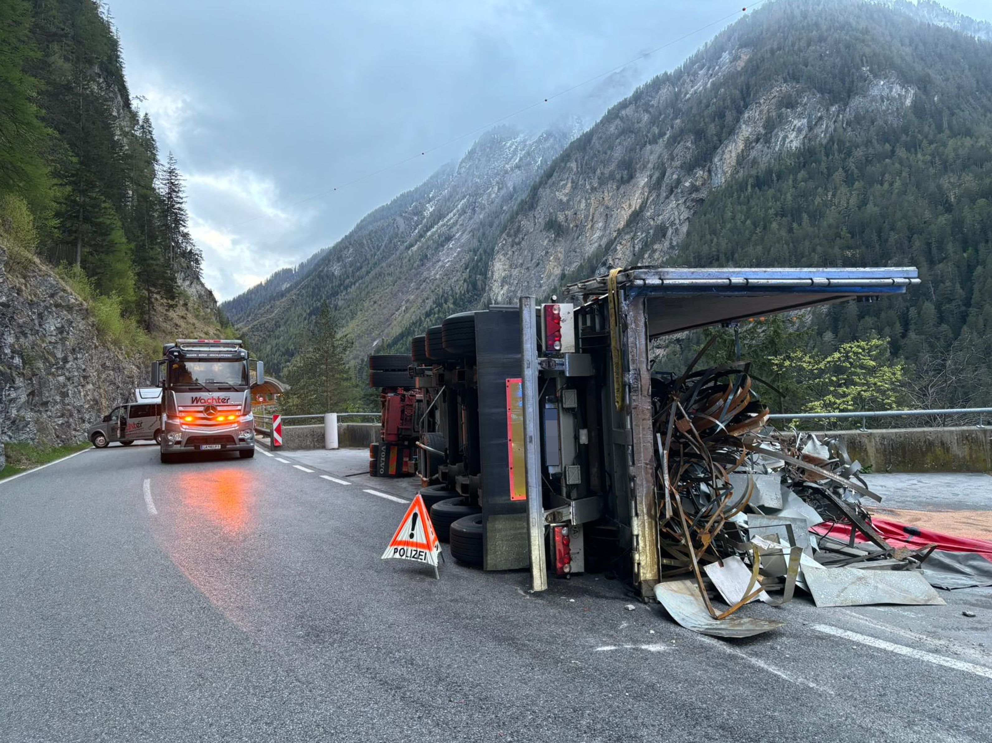 Der verletzte Lkw-Lenker wurde in ein Krankenhaus gebracht.