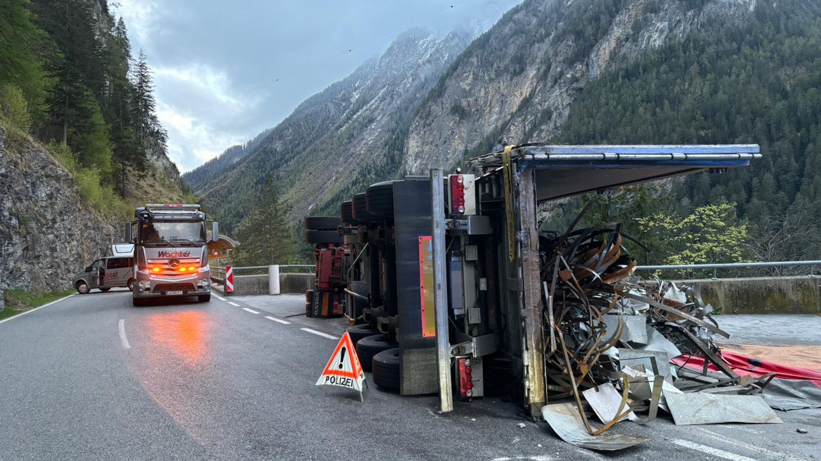 Schwerer Lkw-Unfall in Tirol – Straße gesperrt