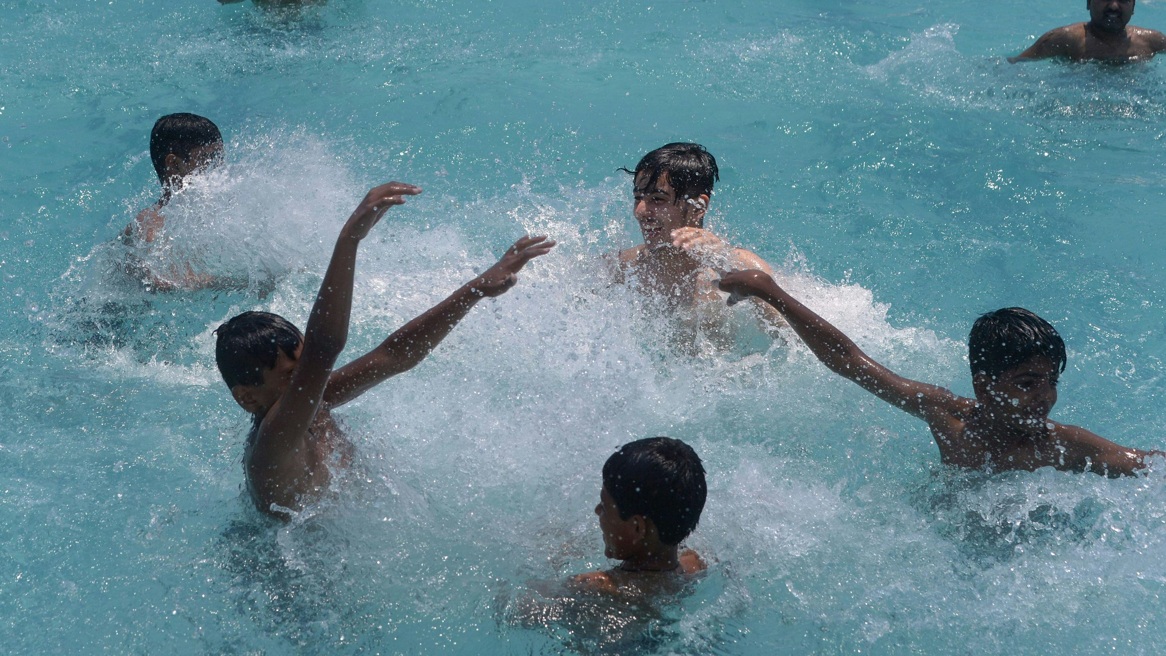 Download von www.picturedesk.com am 18.04.2024 (10:22).  Pakistani youth cool down at a swimming pool during a hot day in Lahore on June 9, 2019. (Photo by ARIF ALI / AFP) - 20190609_PD2607 - Rechteinfo: Rights Managed (RM) Nur für redaktionelle Nutzung! Werbliche Nutzung erfordert Freigabe: bitte schicken Sie uns eine Anfrage.