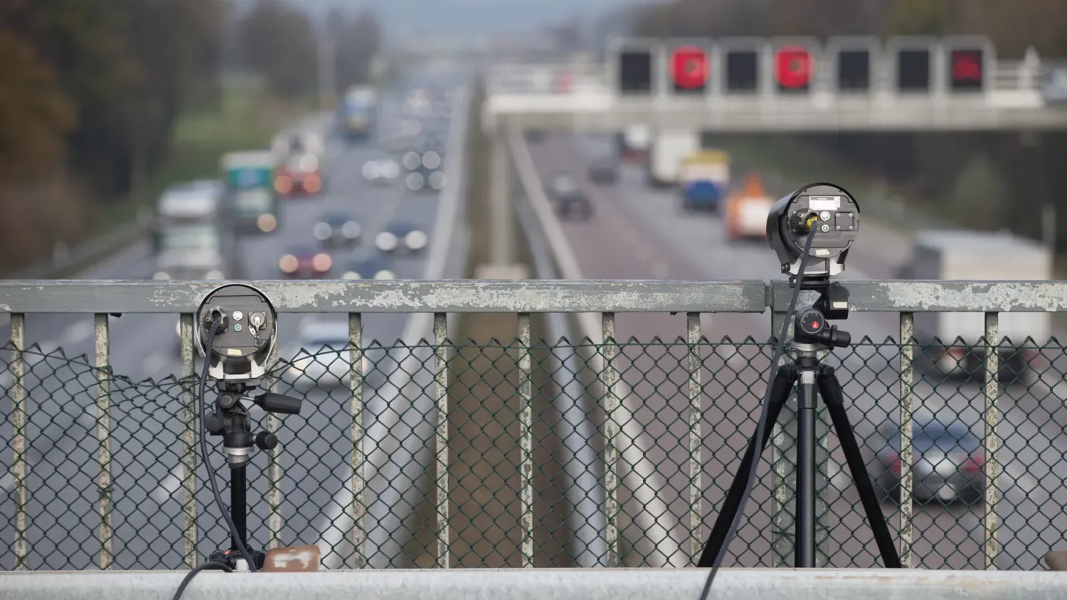 Die mobilen Abstandsmess-Geräte werden meistens auf Autobahnbrücken postiert. Im Netz warnen einander Autofahrer jetzt.