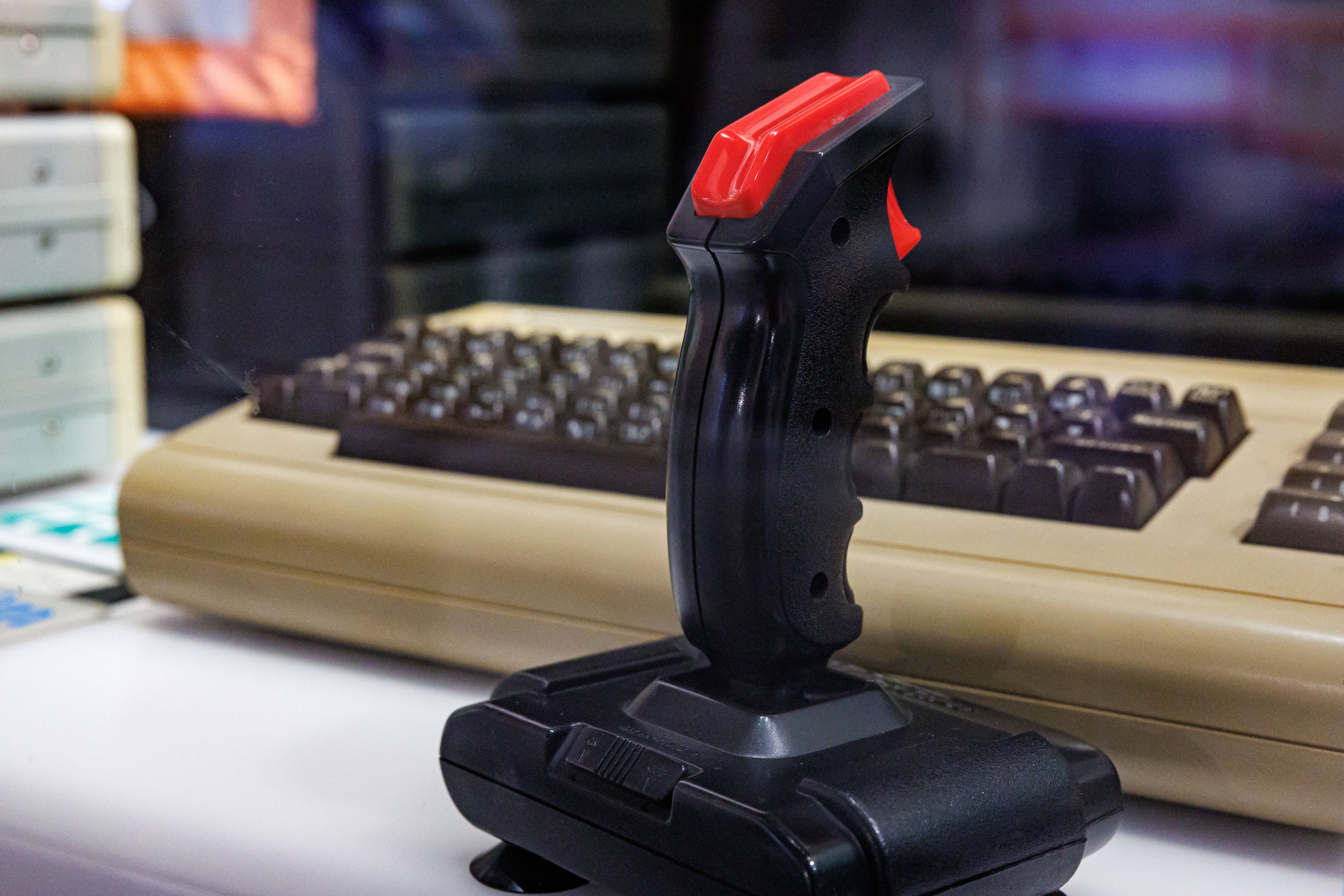 Gaming-Kult aus den 1980er-Jahren: Ein Joystick mit einem Commodore C64