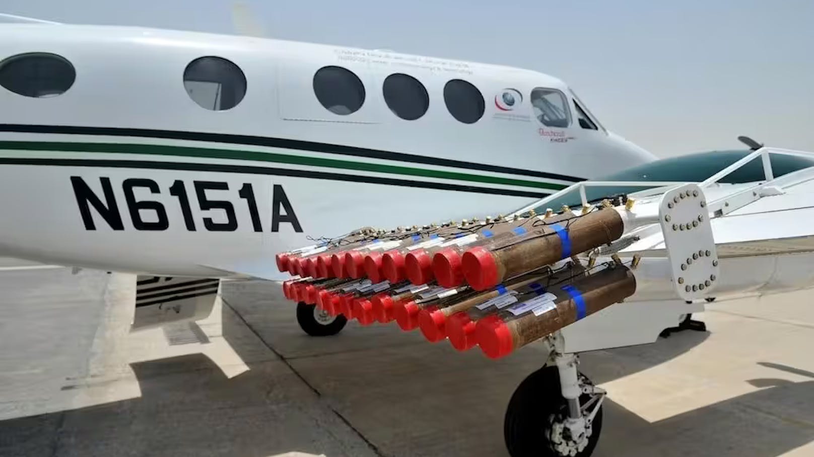 Das Cloud Seeding wird vom National Centre for Meteorology mit Maschinen vom Typ Beechcraft C90GTi King Air durchgeführt.