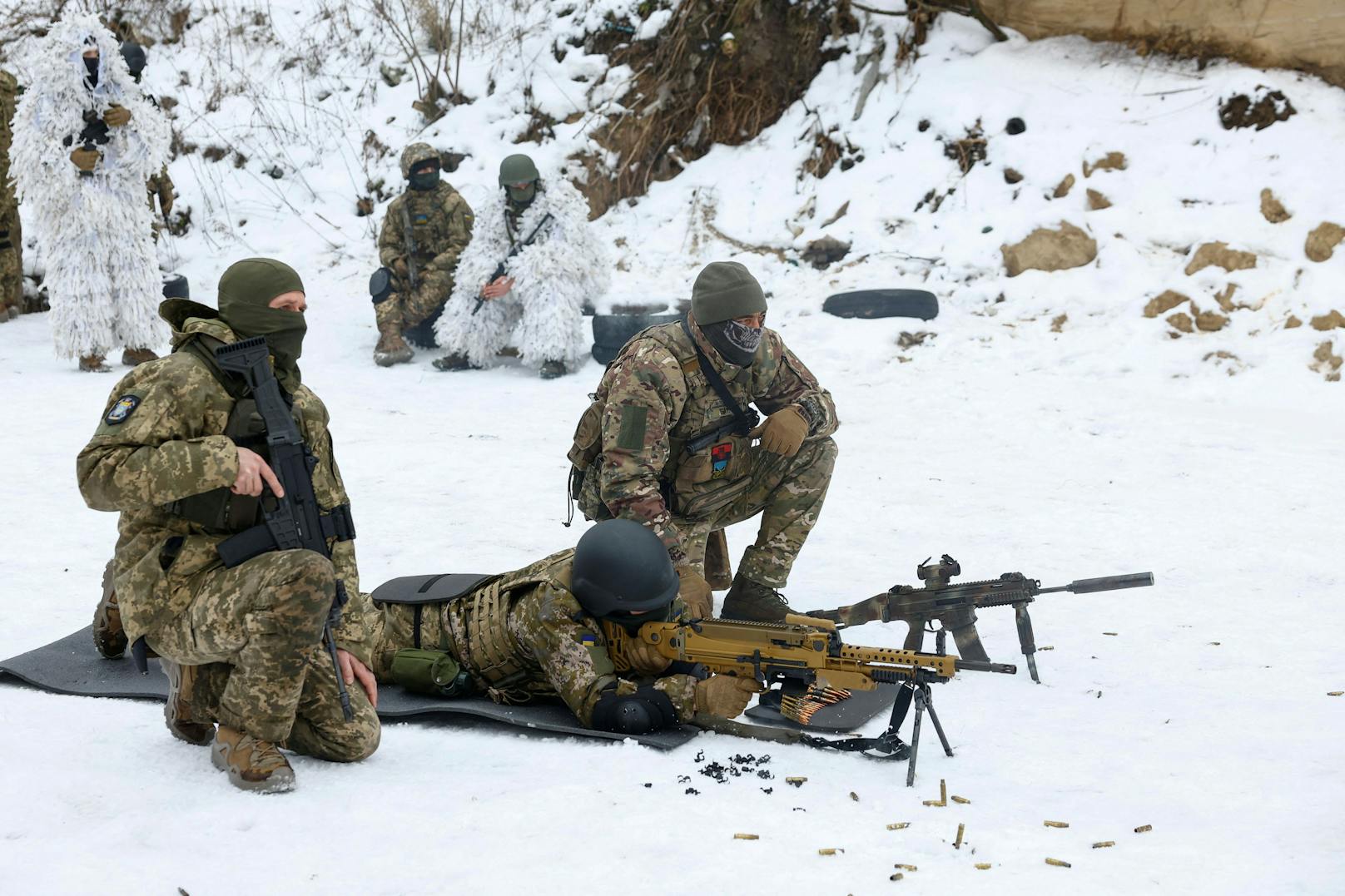 Mitglieder des sibirischen Bataillons nehmen am 13. Dezember 2023 an einem ungenannten Ort in der Region Kiew an Militärübungen teil, die inmitten des russischen Angriffs auf die Ukraine stattfinden. (Archivbild)