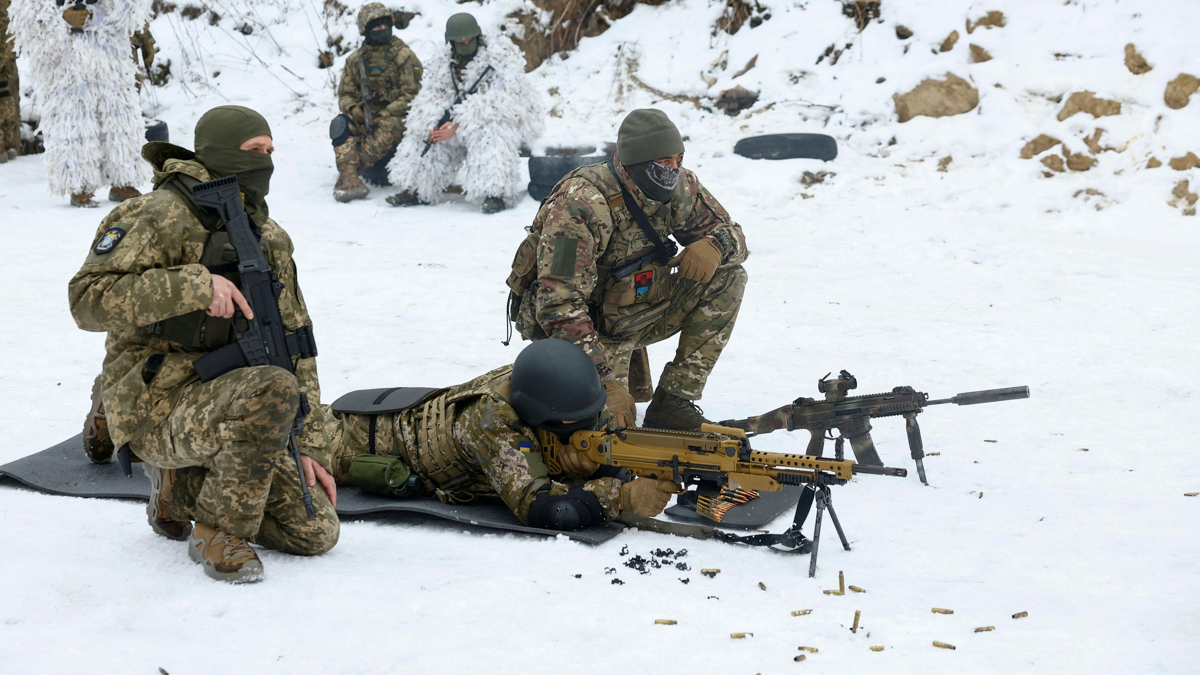 Mitglieder des sibirischen Bataillons nehmen am 13. Dezember 2023 an einem ungenannten Ort in der Region Kiew an Militärübungen teil, die inmitten des russischen Angriffs auf die Ukraine stattfinden. (Archivbild)
