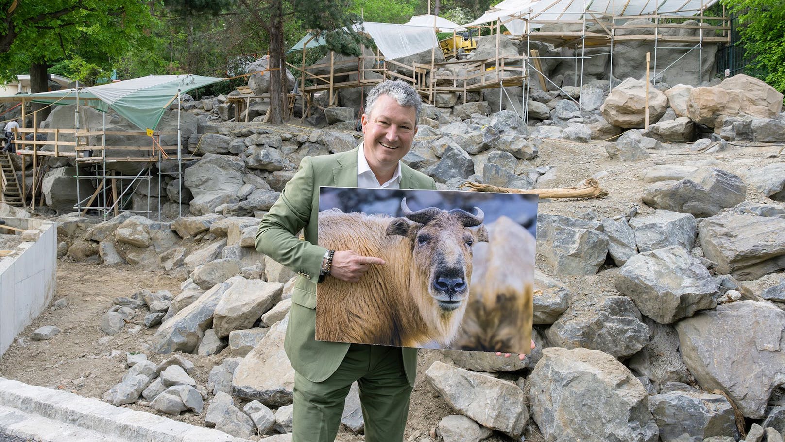 Tiergartendirektor Stephan Hering-Hagenbeck freut sich auf die neuen Bewohner.