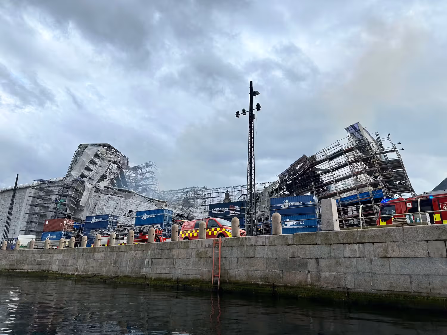 Die Fassade der alten Börse in Kopenhagen ist eingestürzt. 