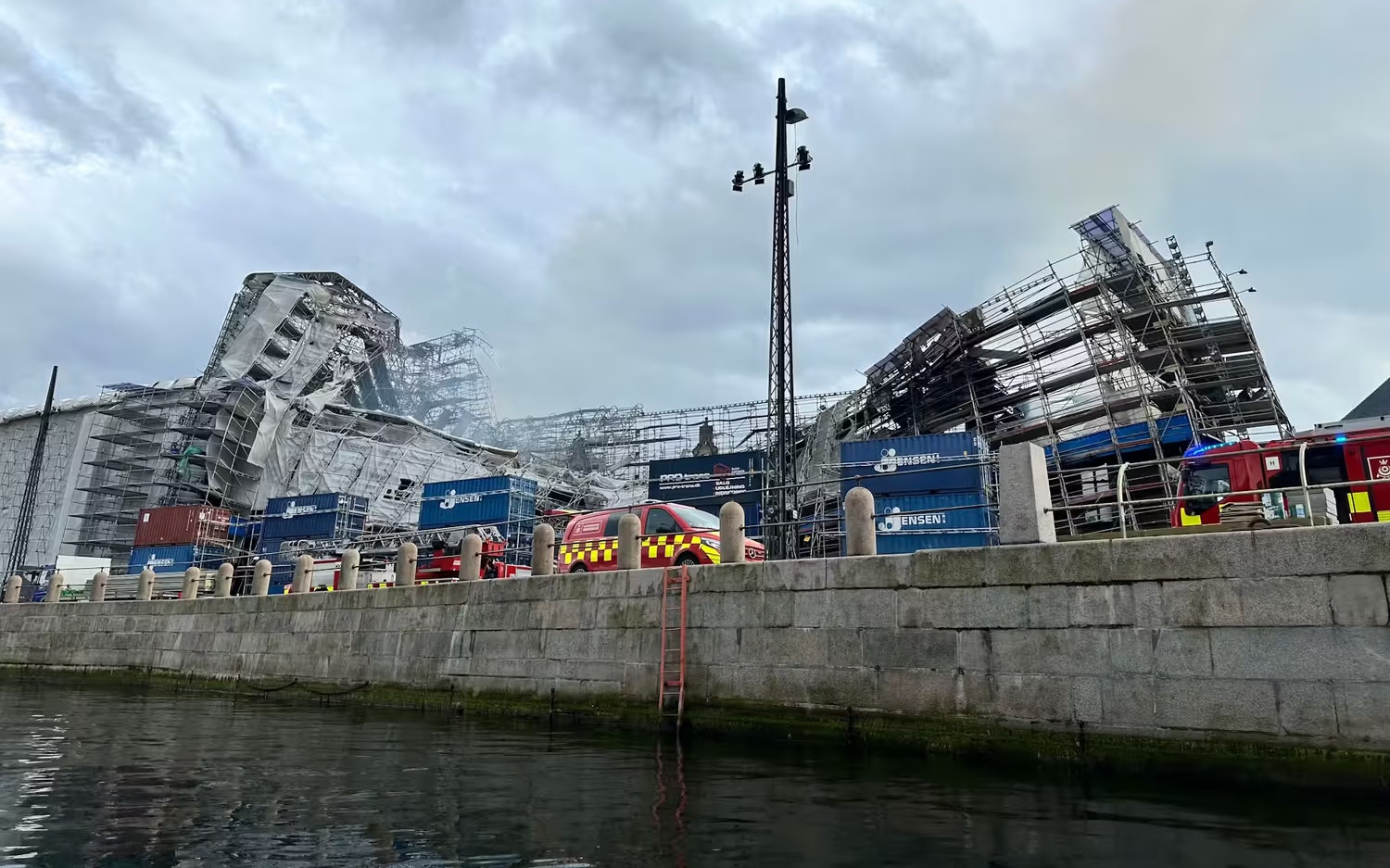 Die Fassade der alten Börse in Kopenhagen ist eingestürzt. 