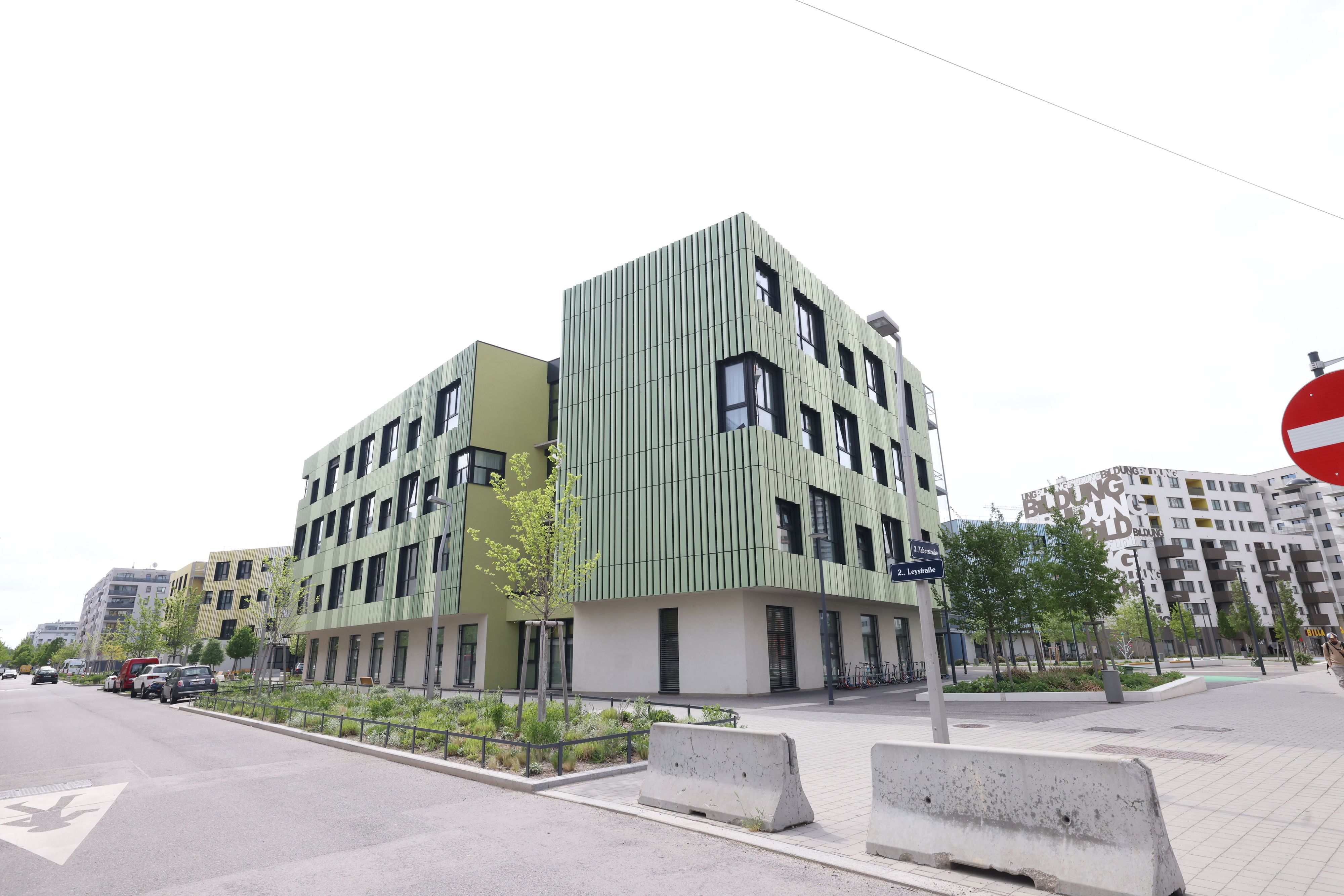 Am Bildungscampus Christine Nöstlinger in der Wiener Leopoldstadt kam es am Mittwochnachmittag zu einem großen Rettungseinsatz. 