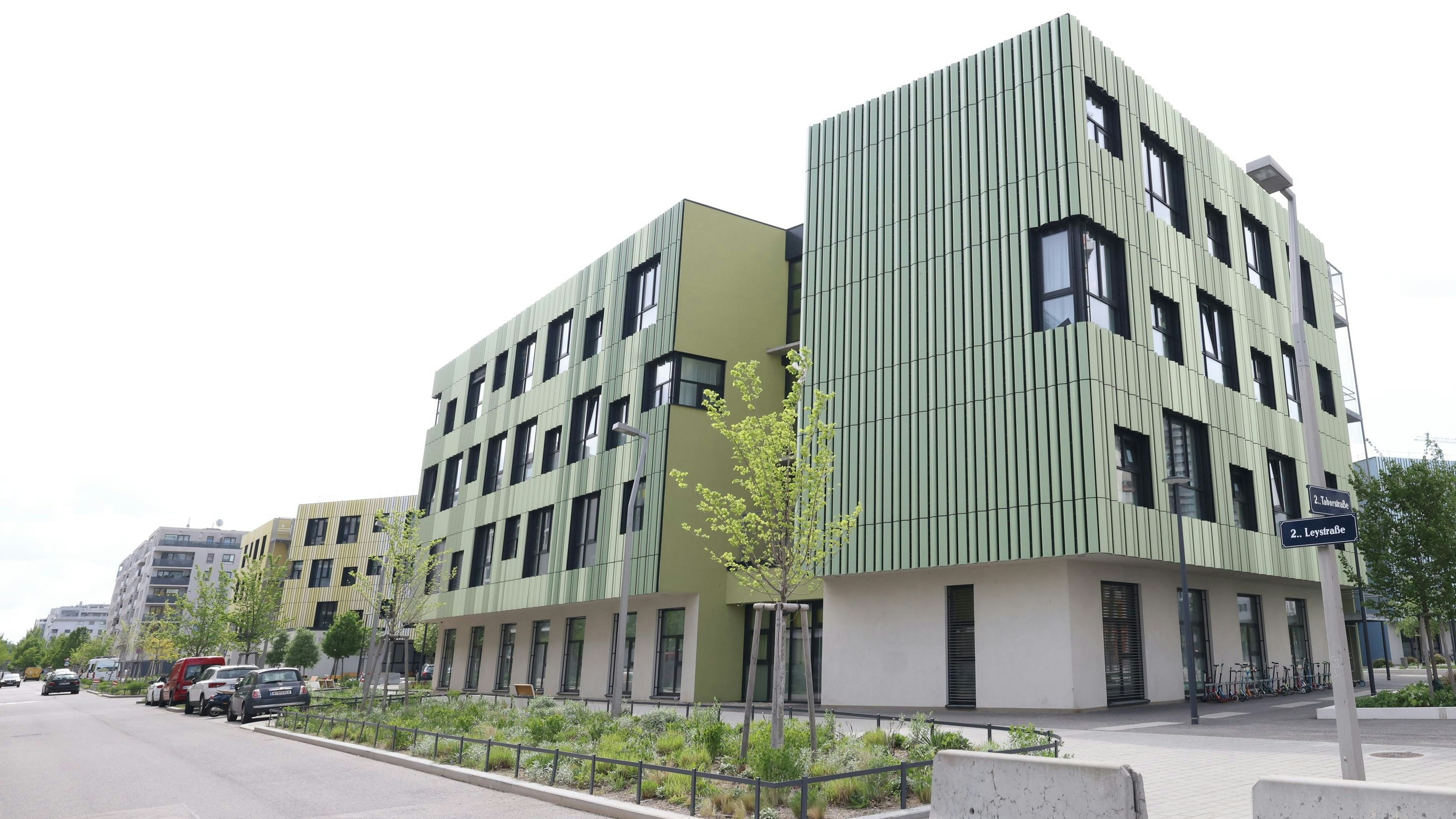 Am Bildungscampus Christine Nöstlinger in der Wiener Leopoldstadt kam es am Mittwochnachmittag zu einem großen Rettungseinsatz. 